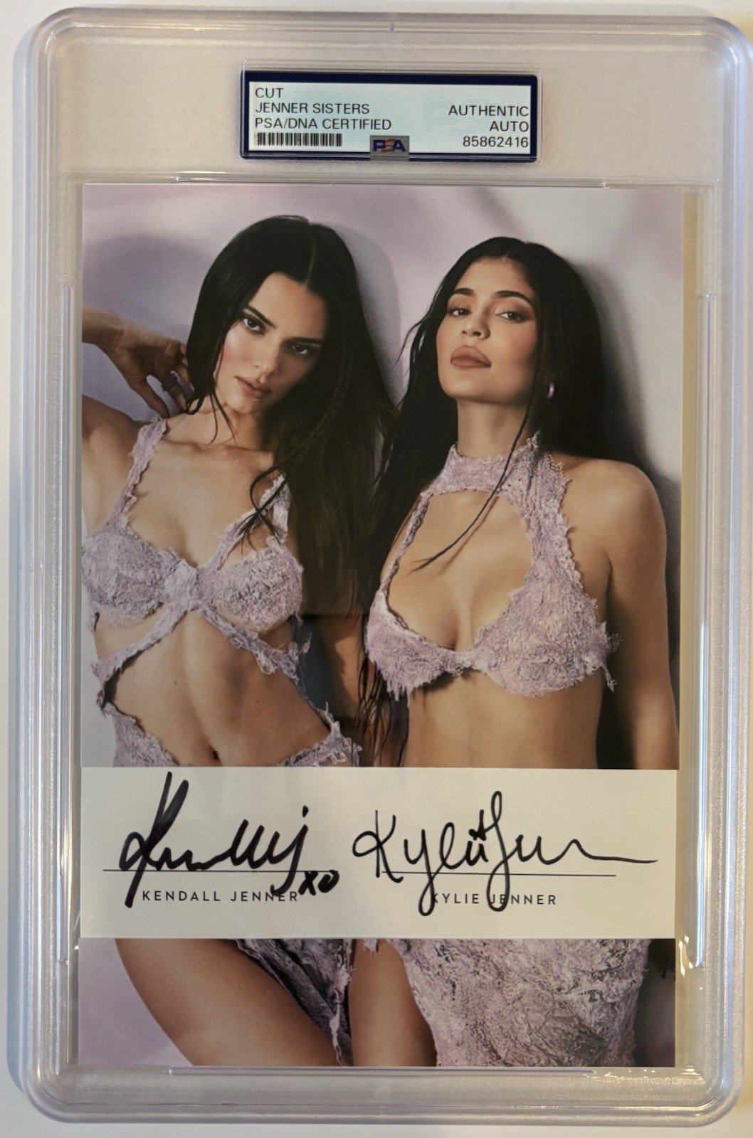 Kendall & Kylie Jenner Sisters Signed/Autographed Cut 5.5x8 Photo PSA Encap Sexy Kendall & Kylie Jenner Sisters Signed/Autographed Cut 5.5x8 Photo PSA Encap Sexy