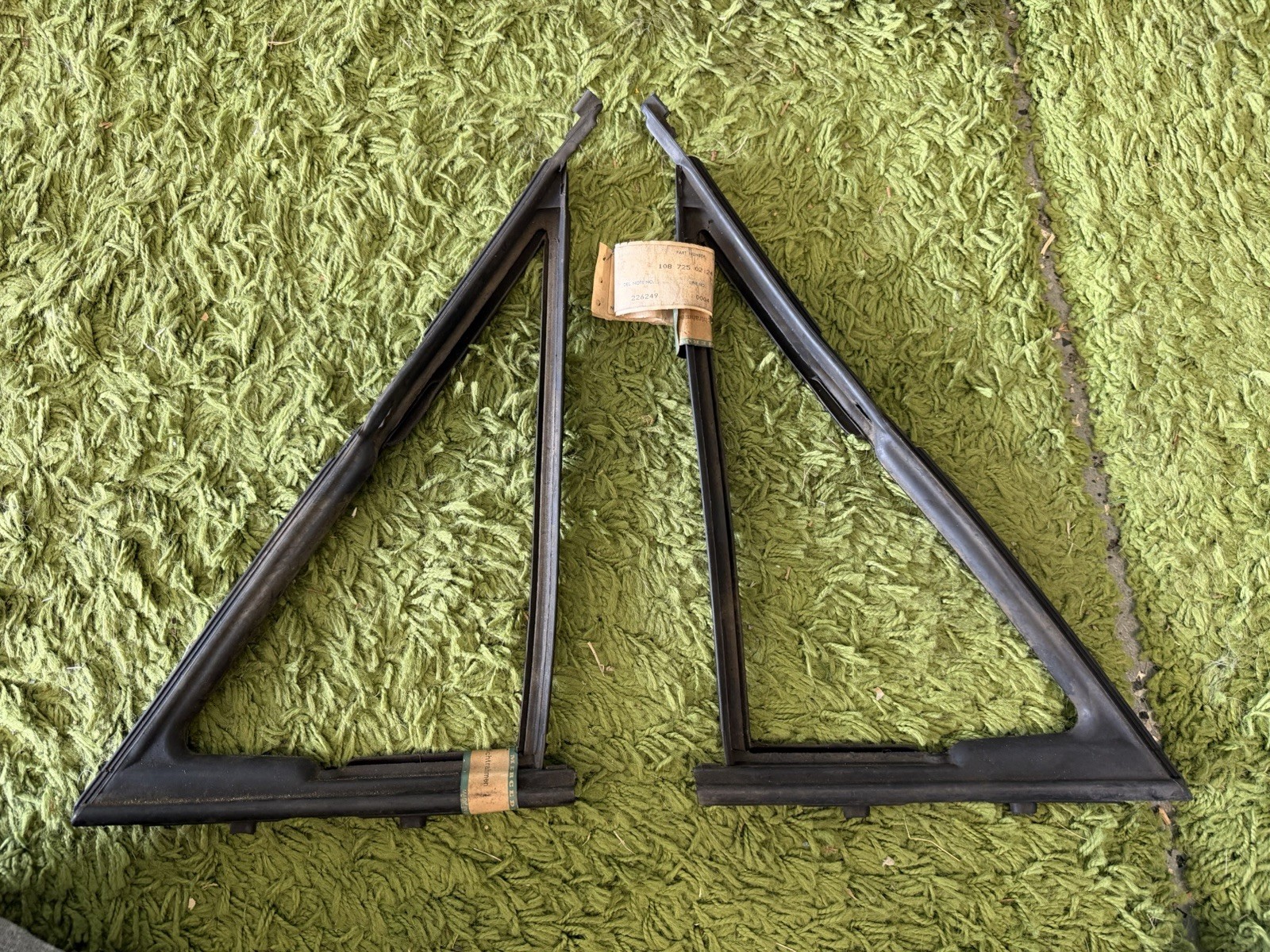 Mercedes Benz 1960’s W108 Rubber Door part 1087250124 & 1087250224 Mercedes Benz 1960’s W108 Rubber Door part 1087250124 & 1087250224