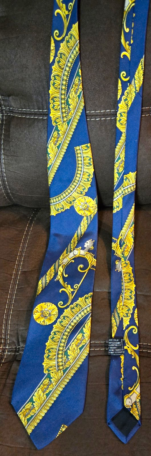 1990s LUXURIOUS RARE NOSTALGIC GIANNI VERSACE VINTAGE BEAUTIFUL SILK TIE❤️