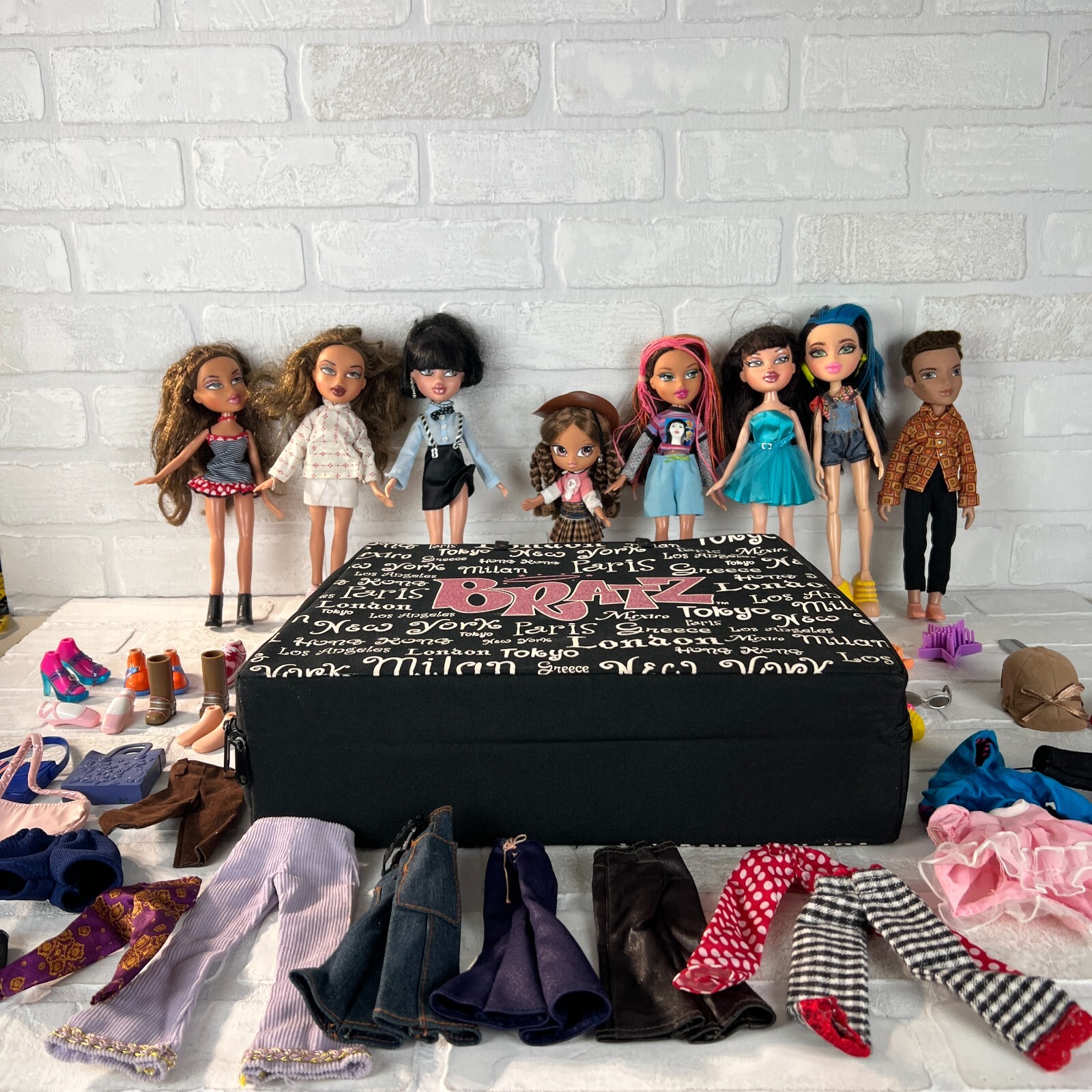 Vintage Bratz MGA Dolls Lot 8 Accessories Clothing Shoes Girls Boy Storage Case