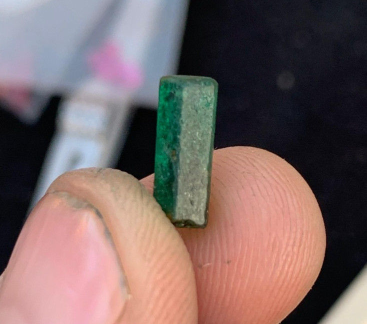 2.25 ct 11*4mm top quality natural deep green color emerald crystal rough 2.25 ct 11*4mm top quality natural deep green color emerald crystal rough