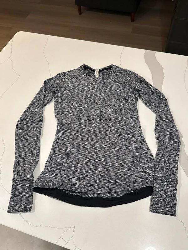 Lululemon Runderful long-sleeve running top | Size 4 Lululemon Runderful long-sleeve running top | Size 4
