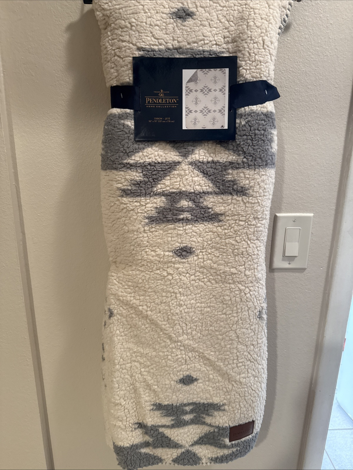 Pendleton Throw New With Pendleton Hanger Pendleton Throw New With Pendleton Hanger