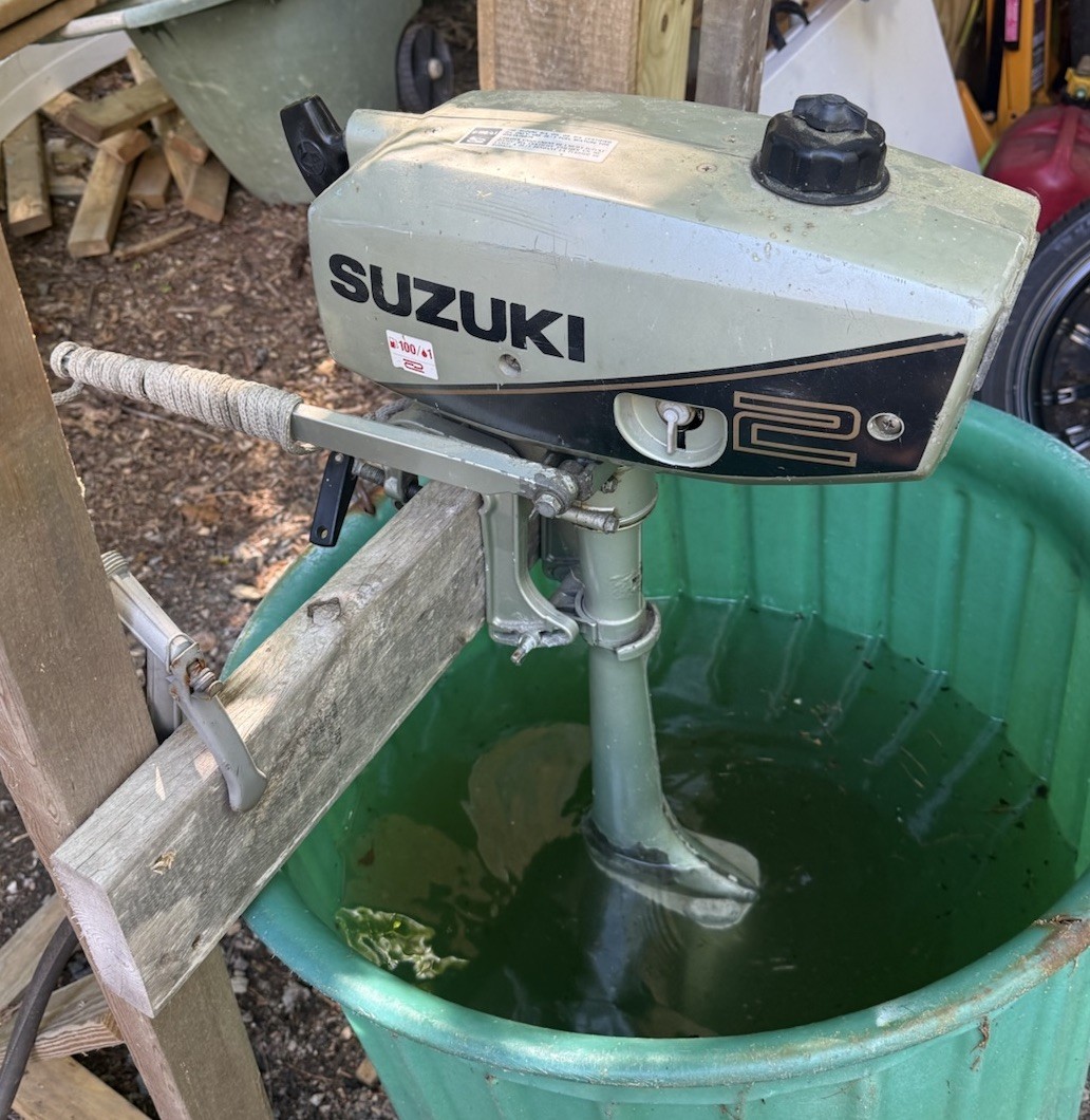 Running 1996 Suzuki DT2 2 HP 2-Stroke Outboard Motor Short Shaft Tiller