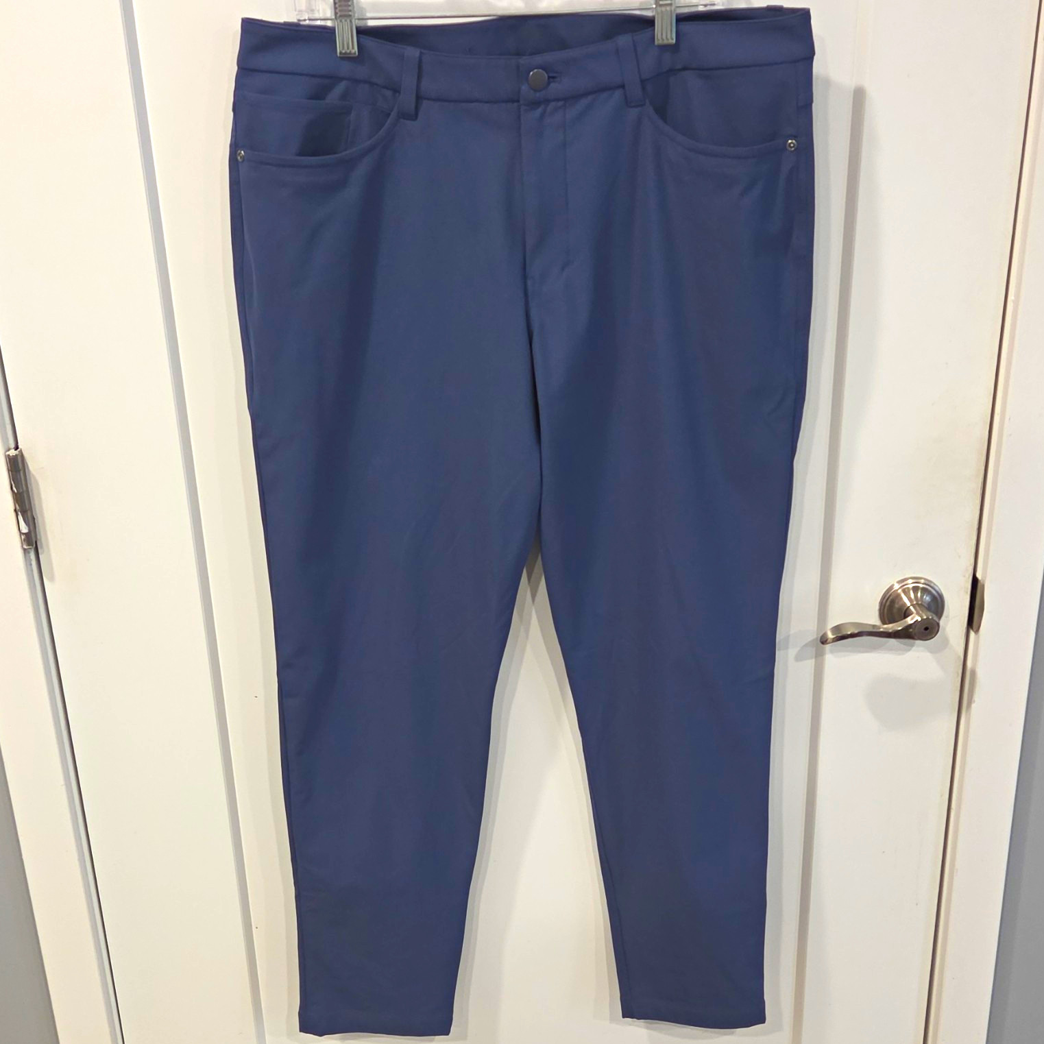 Luluemon Men\'s Blue Slim Fit Tapered Stretch Twill Pants Size 36 Waist 36 Luluemon Men\'s Blue Slim Fit Tapered Stretch Twill Pants Size 36 Waist 36