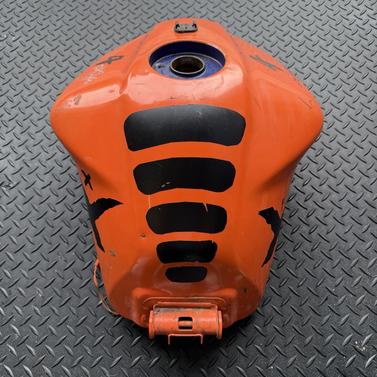 2001-2005 Yamaha FZ1 Fazer Gas Fuel Petrol Tank OEM (Needs Clean) USED No Leak 2001-2005 Yamaha FZ1 Fazer Gas Fuel Petrol Tank OEM (Needs Clean) USED No Leak