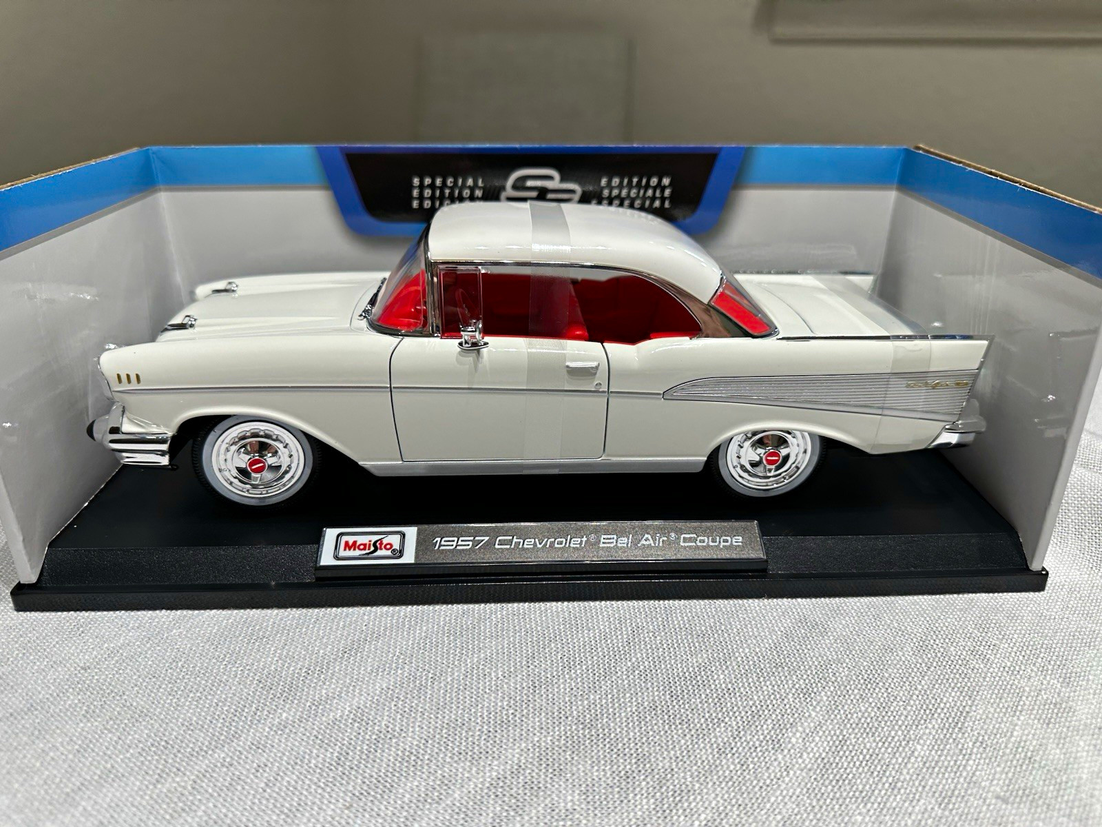 Maisto Special Edition 1:18 1957 Chevrolet Bel Air Coupe Diecast w/ Stand Maisto Special Edition 1:18 1957 Chevrolet Bel Air Coupe Diecast w/ Stand