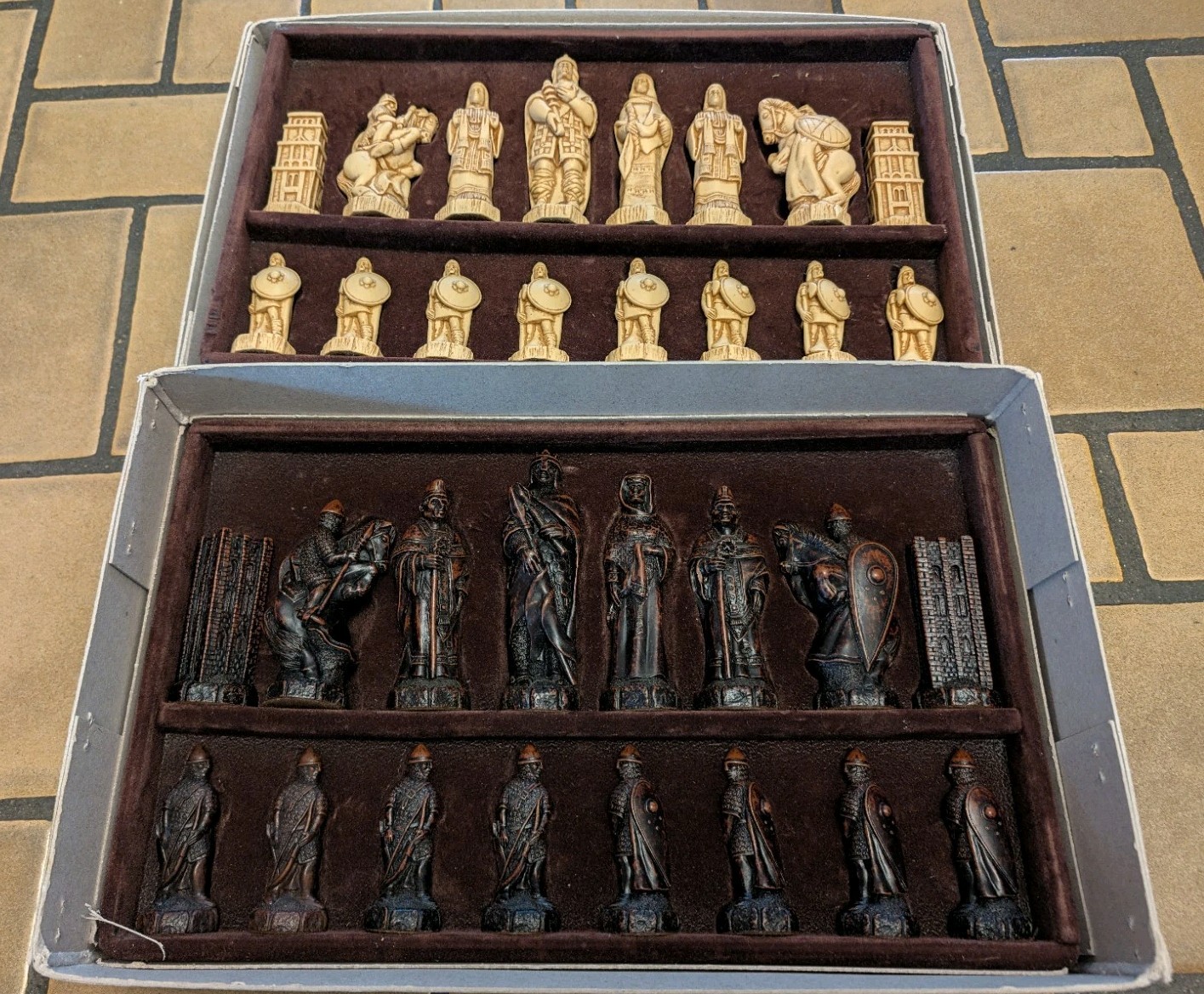 Vintage Studio Anne Carlton - Battle Of Hastings Chess Set - In Original Box Vintage Studio Anne Carlton - Battle Of Hastings Chess Set - In Original Box