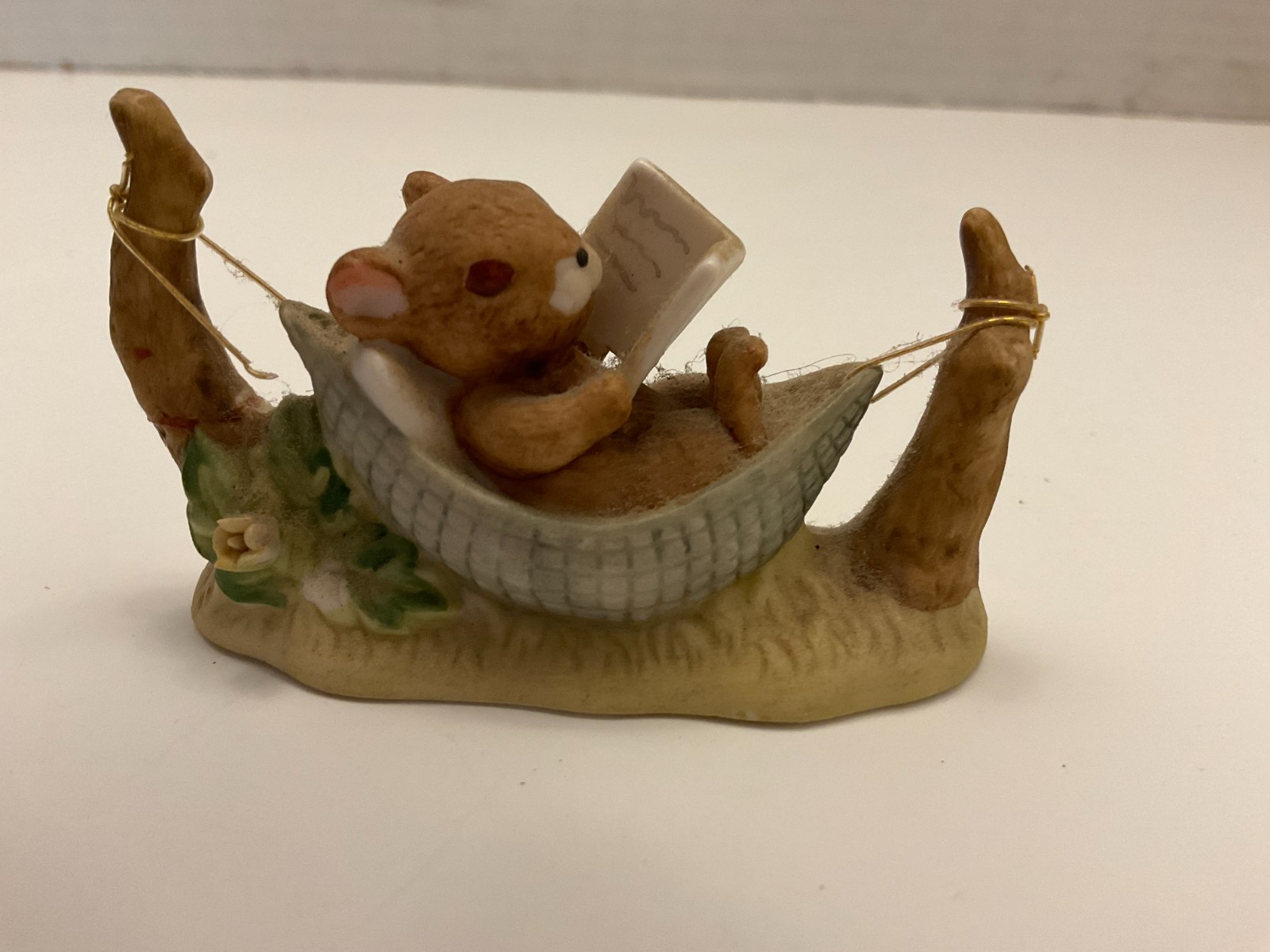 Vintag 1975 ENESCO Porcelain MOUSE READING BOOK in HAMMOCK Figurine #E-5952 Vintag 1975 ENESCO Porcelain MOUSE READING BOOK in HAMMOCK Figurine #E-5952