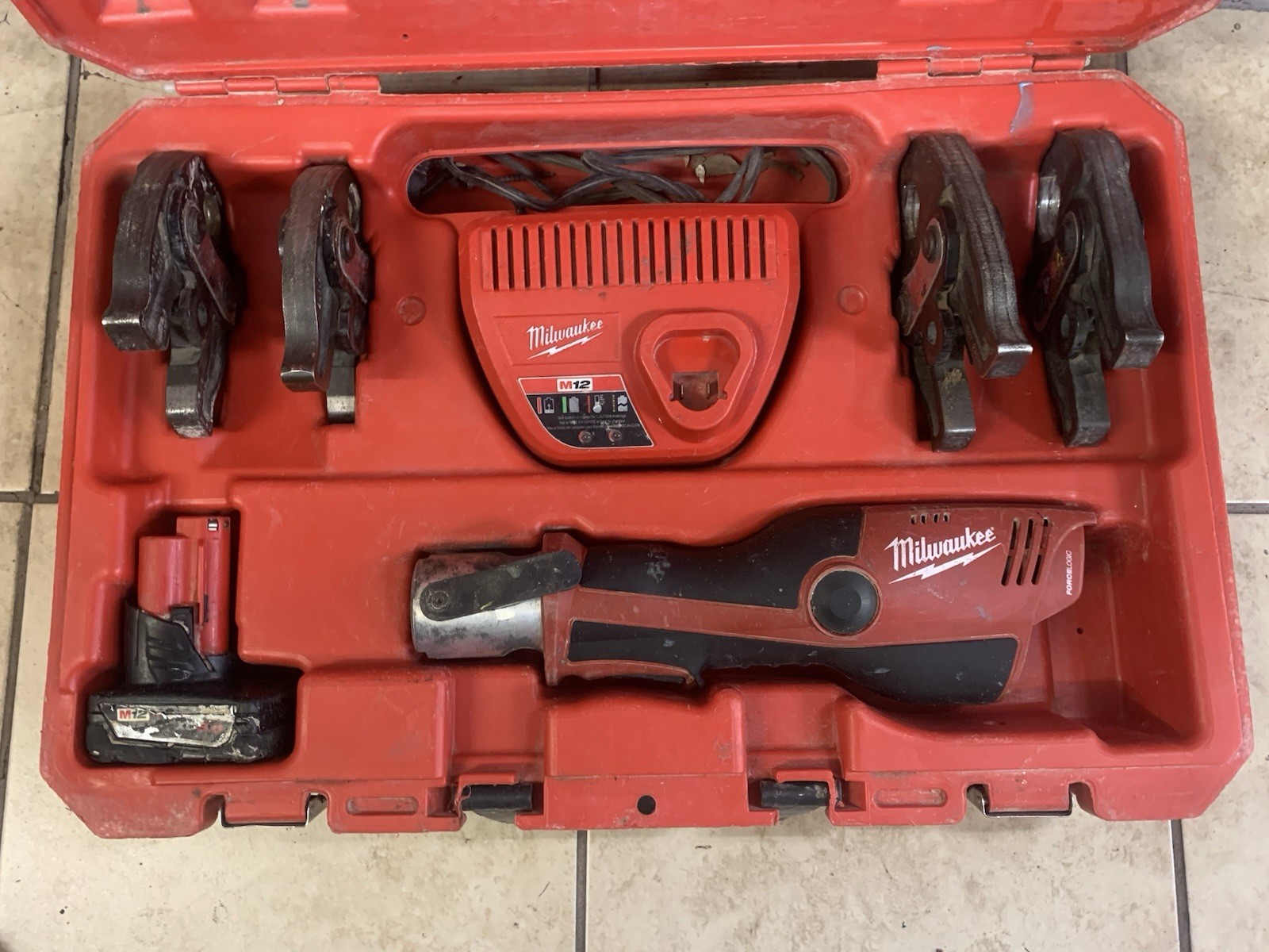 Milwaukee Force Logic 2473-22 Press Tool W/Ch -Kit W/4 Jaws 3/4, 1/2, 1 Milwaukee Force Logic 2473-22 Press Tool W/Ch -Kit W/4 Jaws 3/4, 1/2, 1