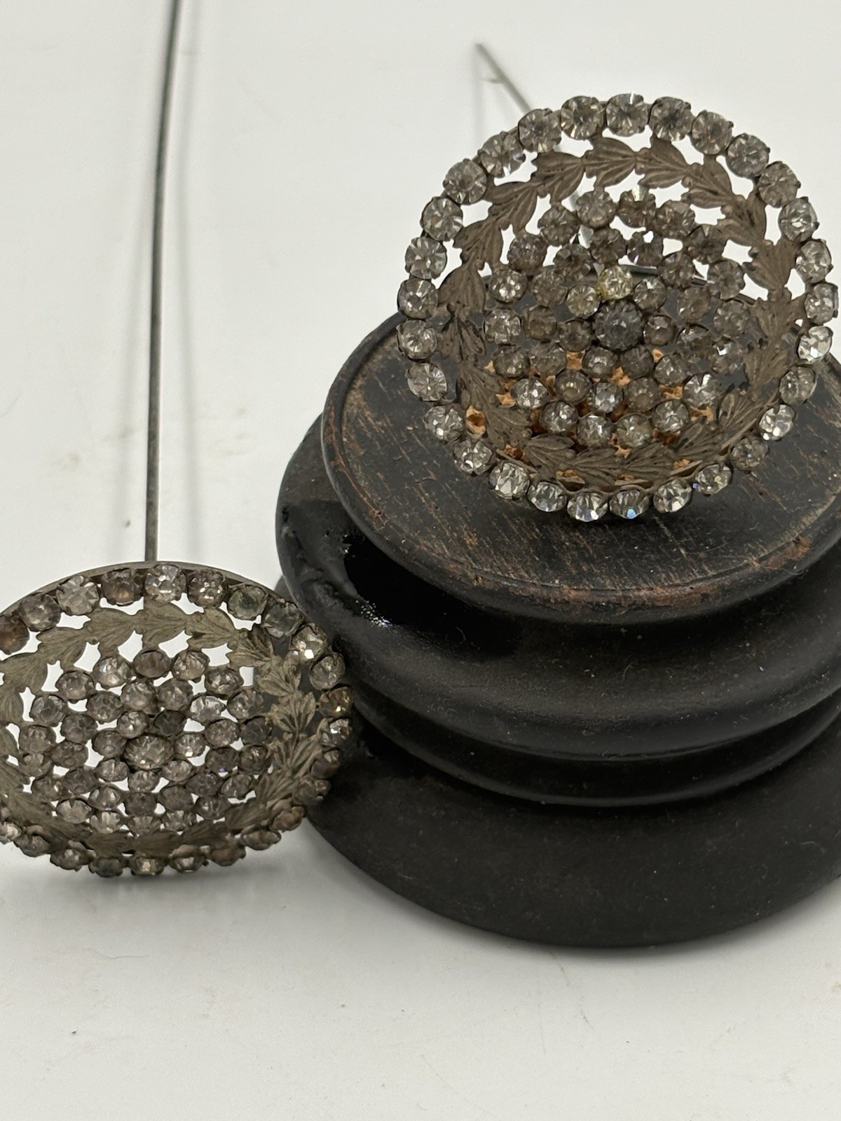 FABULOUS PAIR OF ANTIQUE HAT PINS (430) FABULOUS PAIR OF ANTIQUE HAT PINS (430)