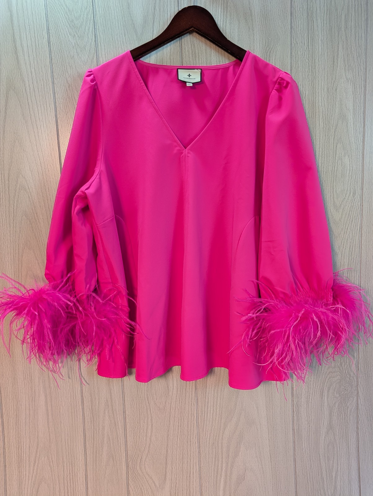 Tuckernuck Bright Pink Feather Miranda Top Size XXL Short Sleeve V Neck Tuckernuck Bright Pink Feather Miranda Top Size XXL Short Sleeve V Neck