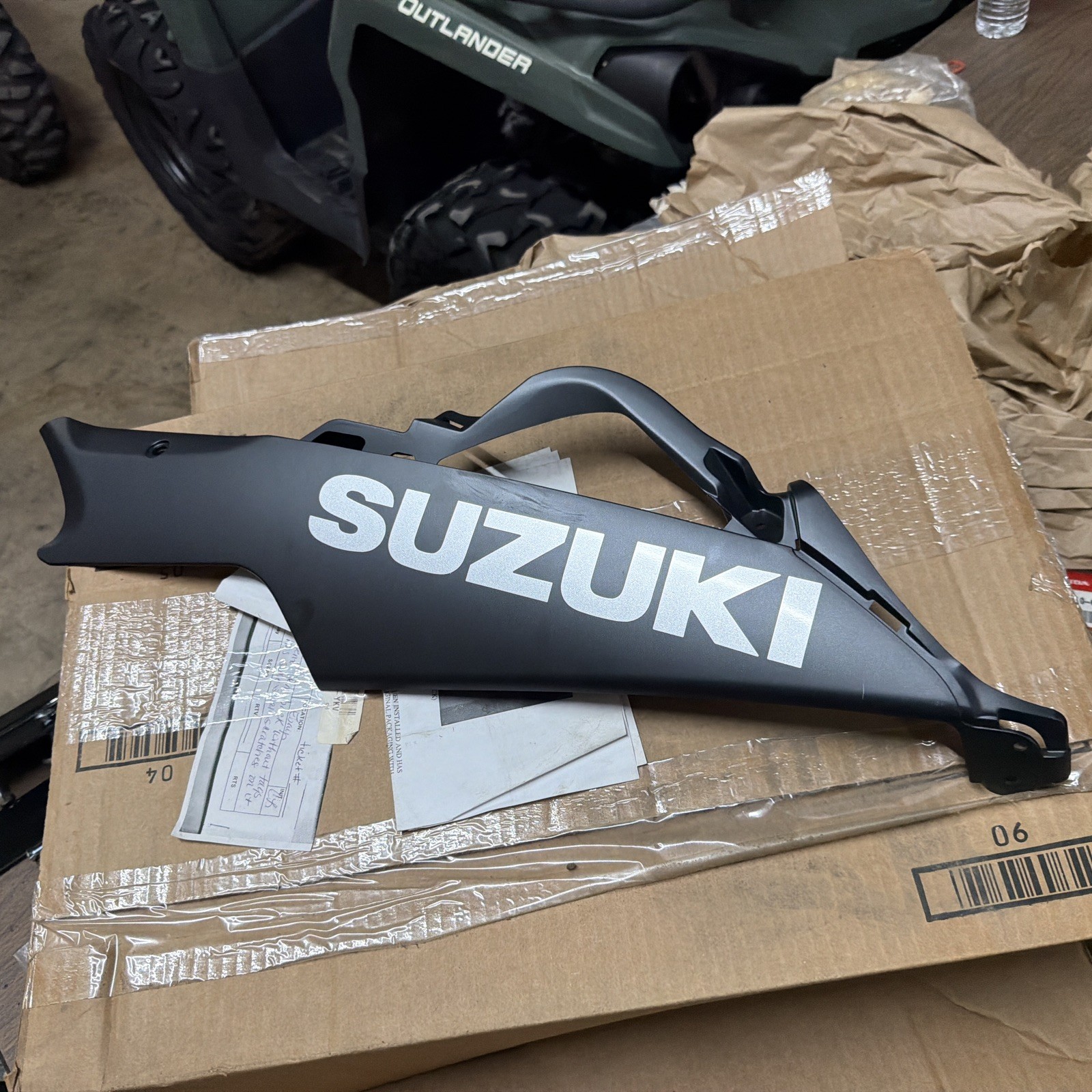 Nos SUZUKI GSXR600 06-07, GSXR750 06-07 Fairing Belly Pan RH Blk 9447001H01YKV