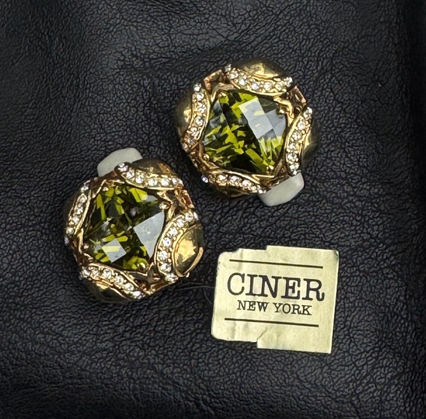 Vintage Ciner NOS Beautiful Green Crystal Gold Clip Earrings, Signed, Excellent