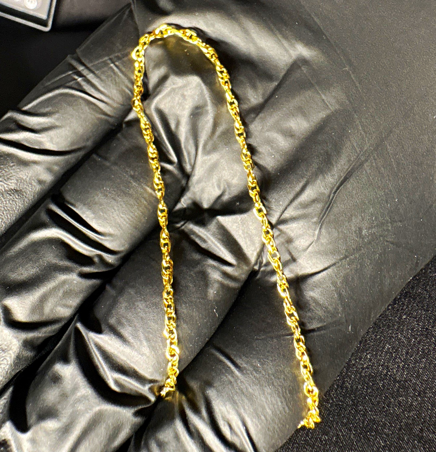 18 K Yellow Gold 2MM 7.5 inch twisted Cuban bracelet 18 K Yellow Gold 2MM 7.5 inch twisted Cuban bracelet