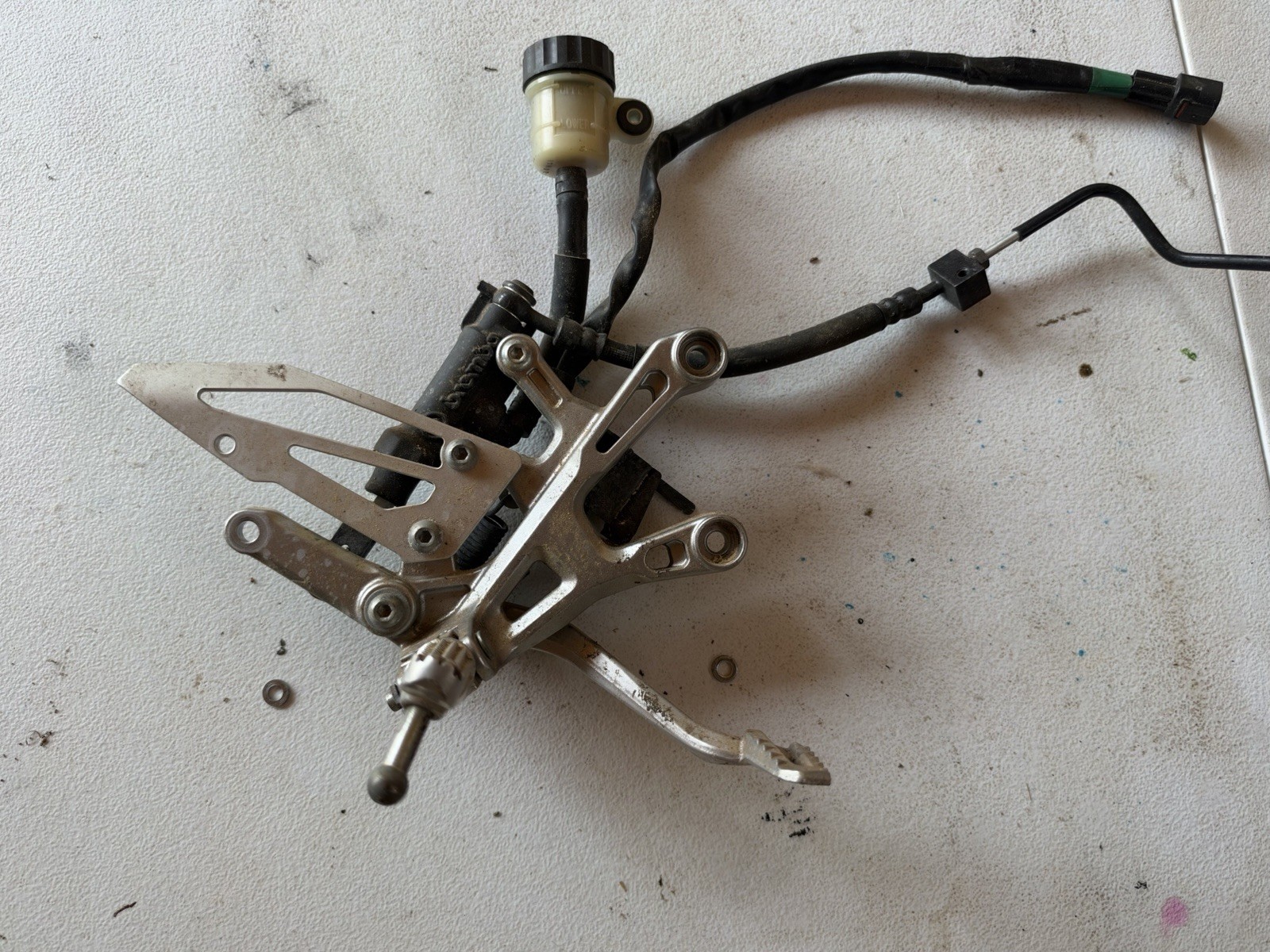18-21 YAMAHA MT-10 RIGHT REARSET REAR SET DRIVER FOOT PEG STOP W/ REAR MASTER 18-21 YAMAHA MT-10 RIGHT REARSET REAR SET DRIVER FOOT PEG STOP W/ REAR MASTER