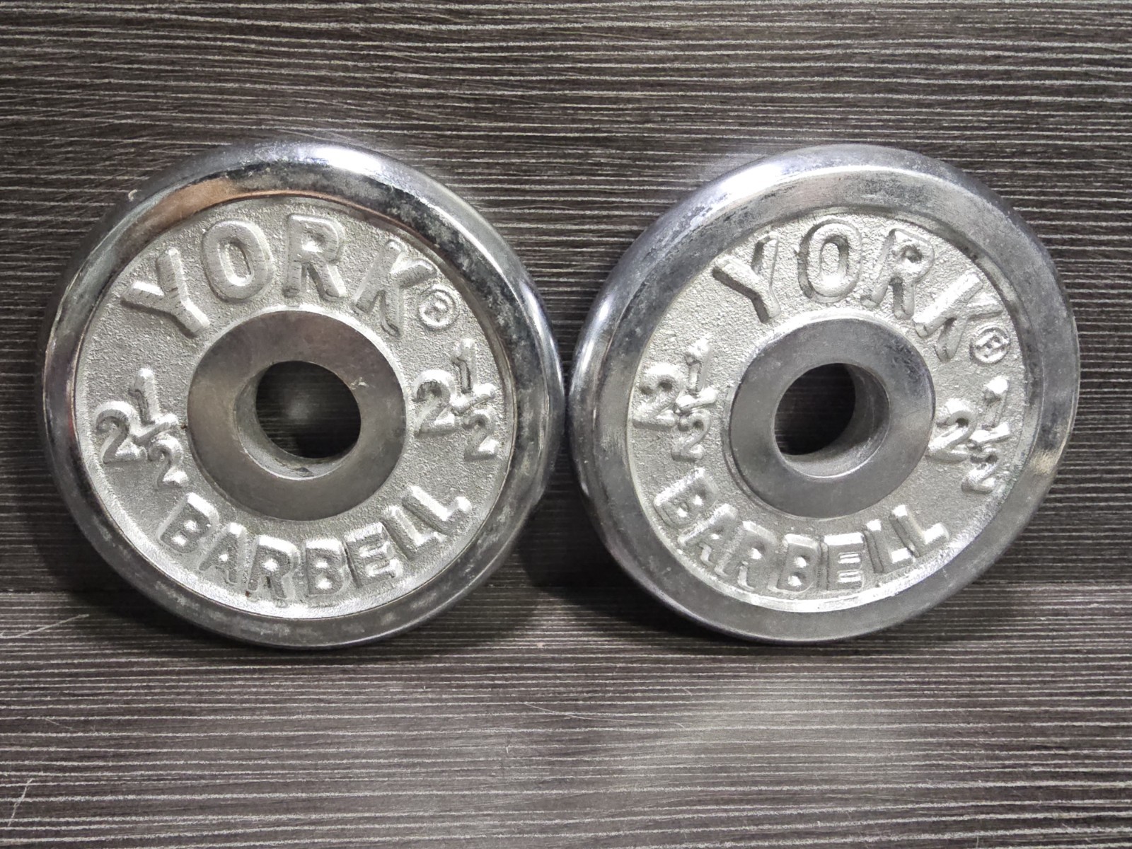 CHROME York Barbell 2.5 lb Plates Set of 2 Standard Weights 1\ CHROME York Barbell 2.5 lb Plates Set of 2 Standard Weights 1\