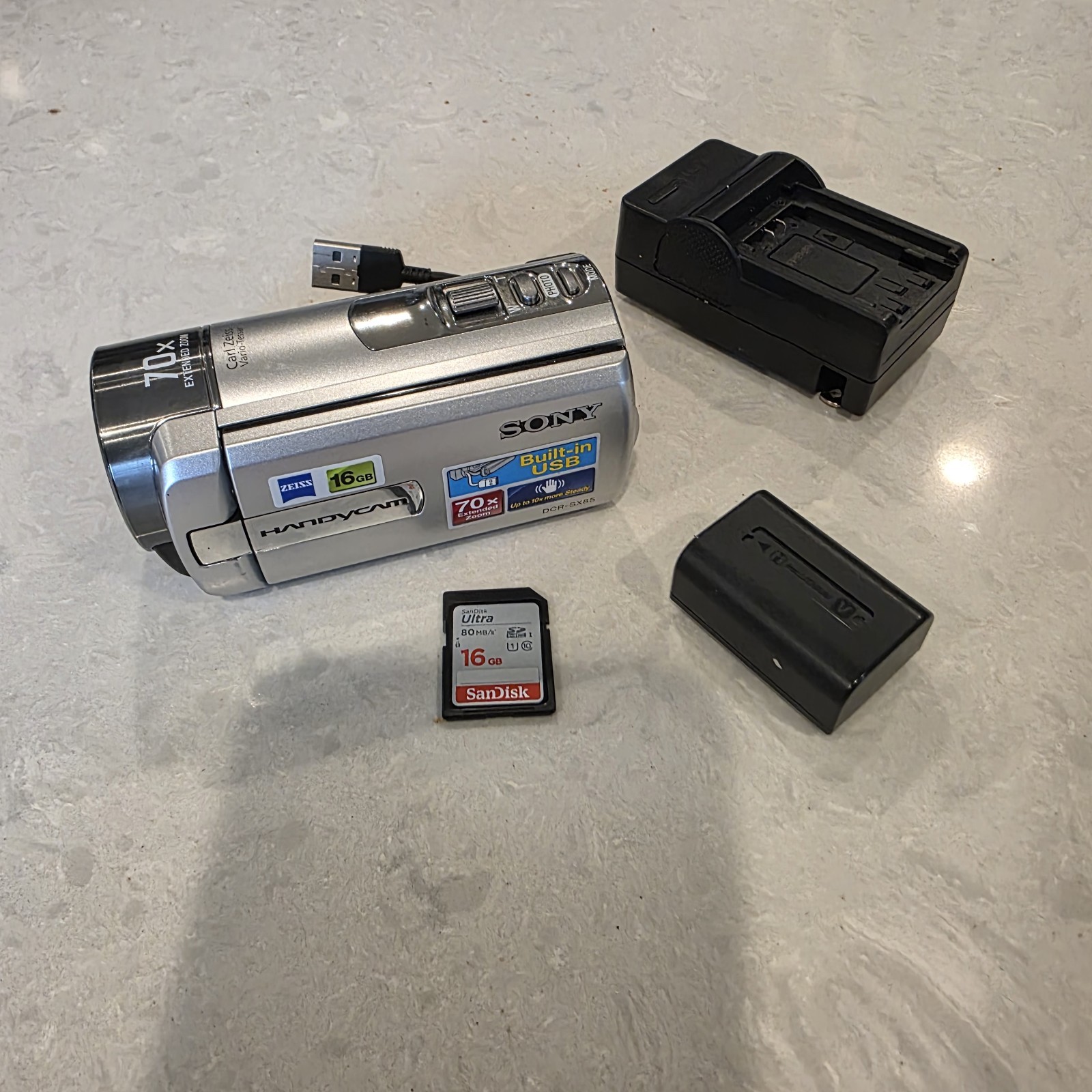 Sony Handycam DCR-SX85 Camcorder 70X Extended Zoom w/ Battery, Charger 16gb Card Sony Handycam DCR-SX85 Camcorder 70X Extended Zoom w/ Battery, Charger 16gb Card