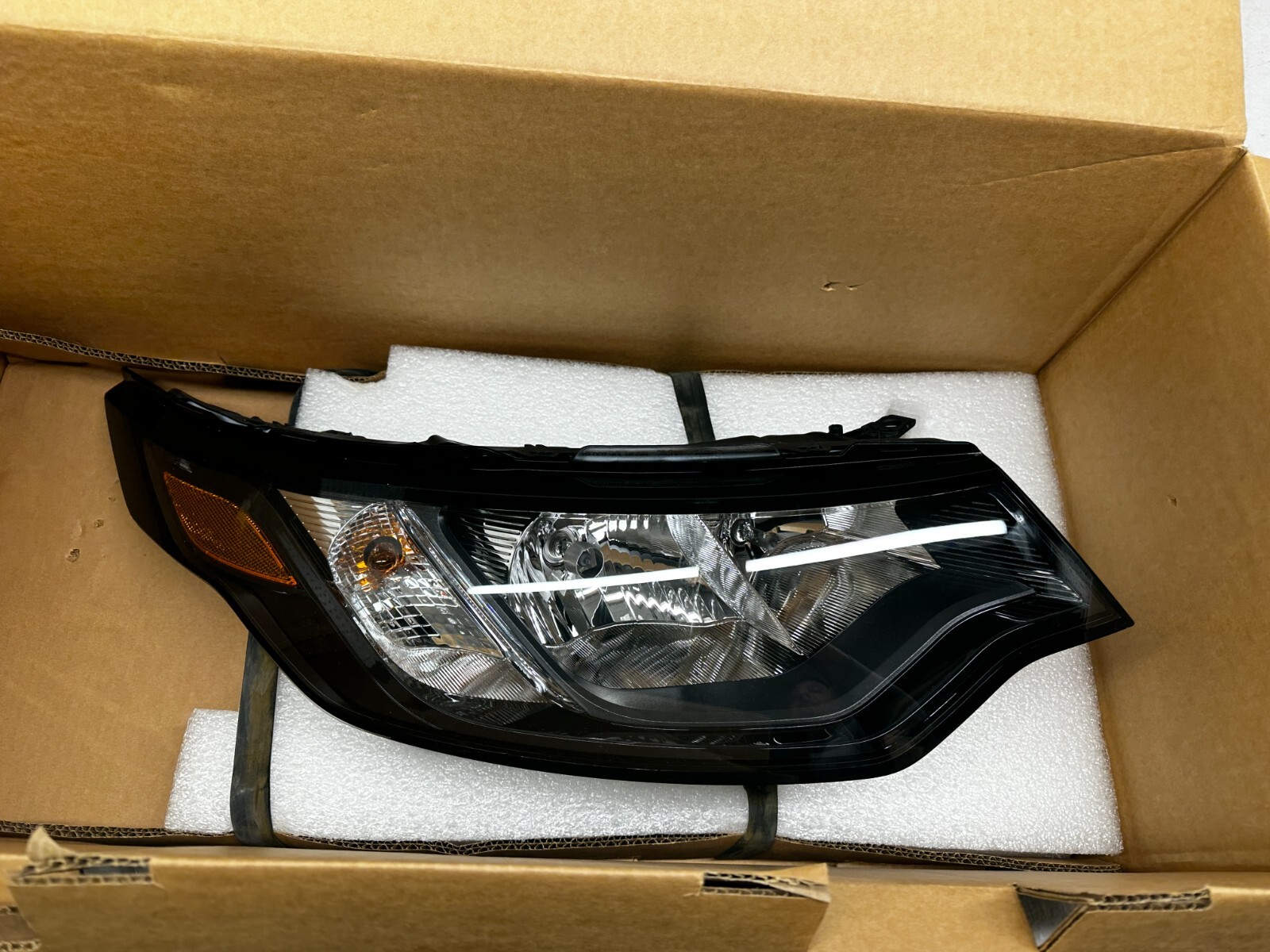 NEW 2017-2019 LAND ROVER DISCOVERY L462 RIGHT HALOGEN HEADLIGHT OEM LR103560