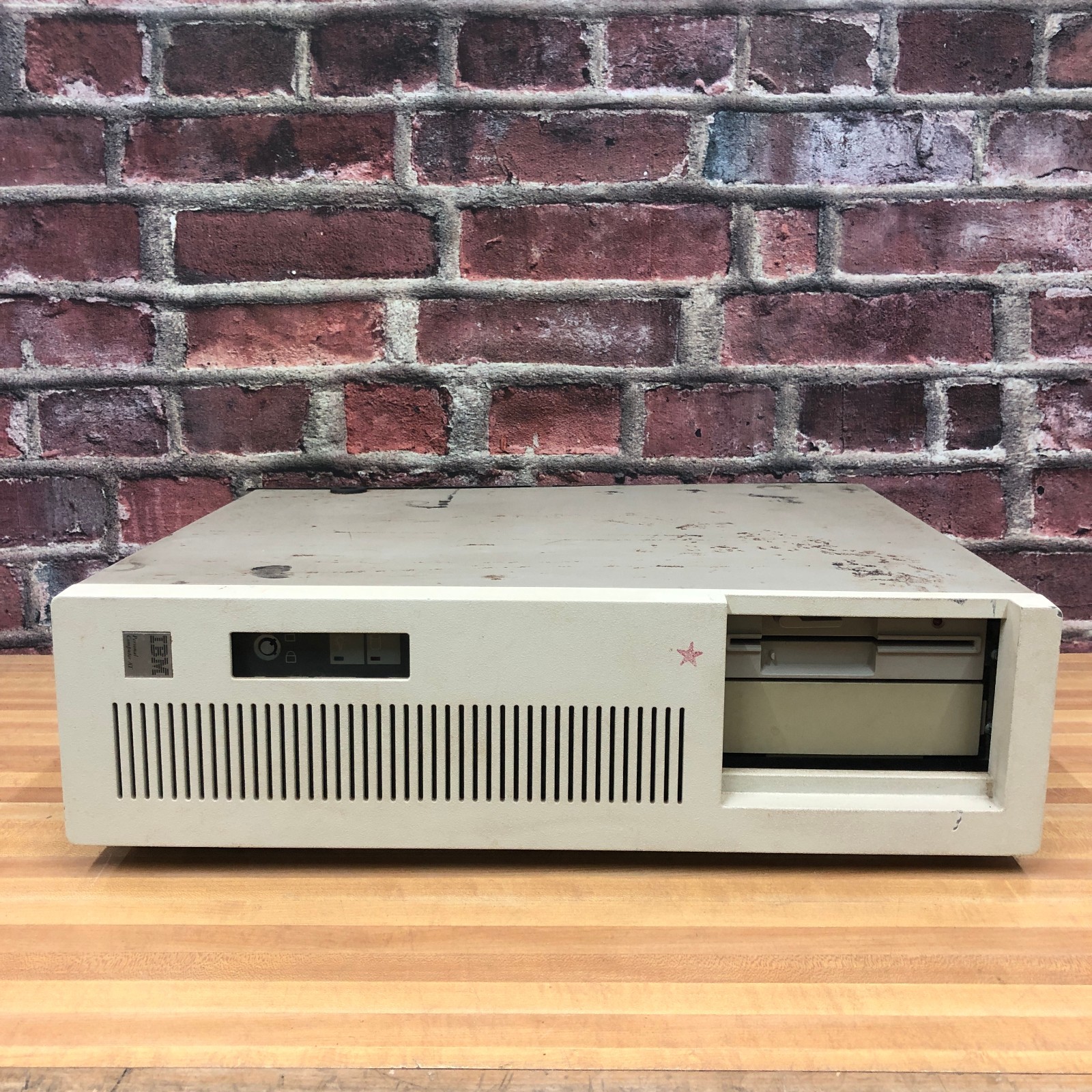 IBM 5170 Vintage Personal Computer PC AT Powers On (COMPLETE) IBM 5170 Vintage Personal Computer PC AT Powers On (COMPLETE)