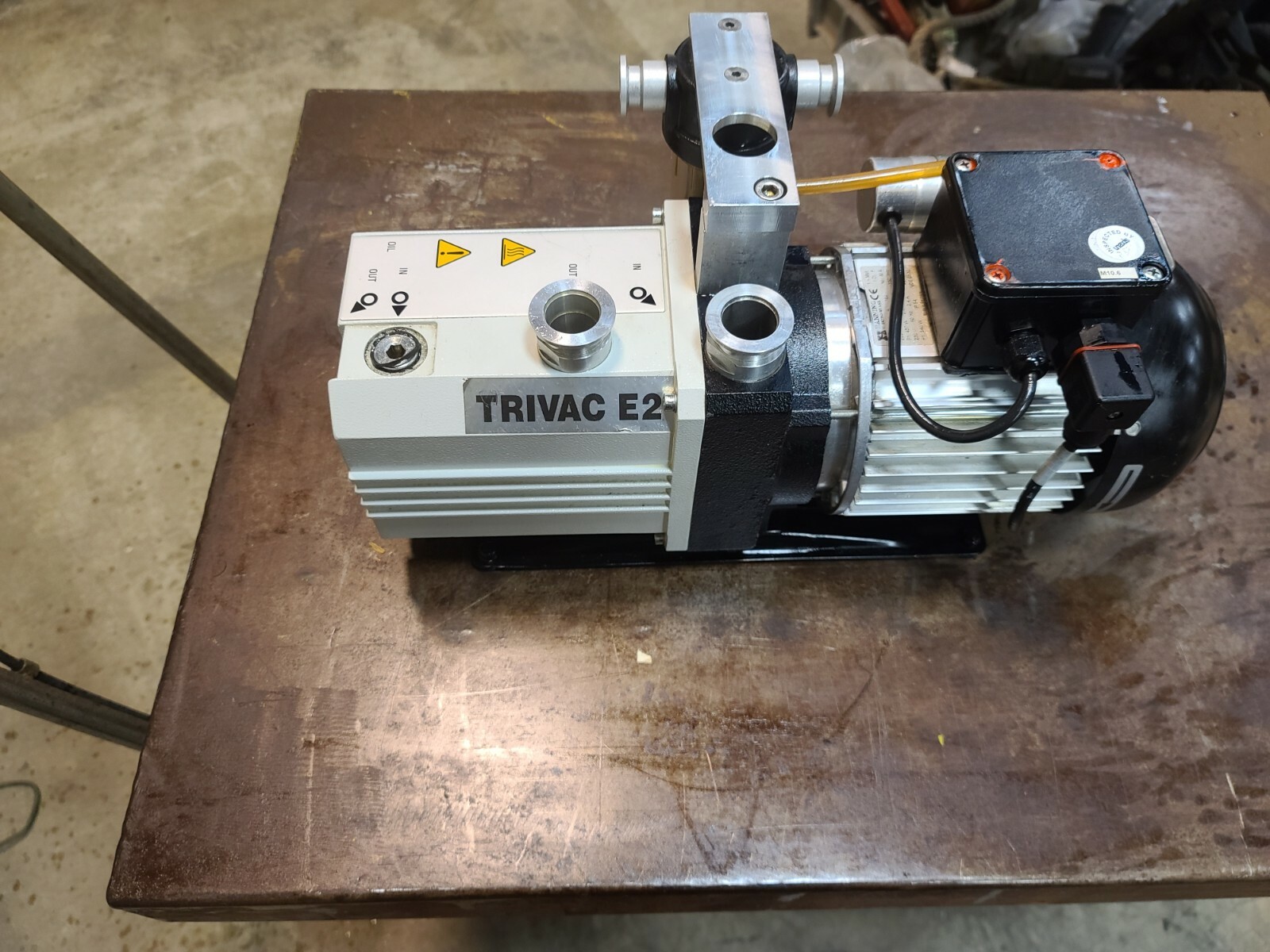 Leybold  Trivac D10E 140042 Rotary Vane Vacuum Pump