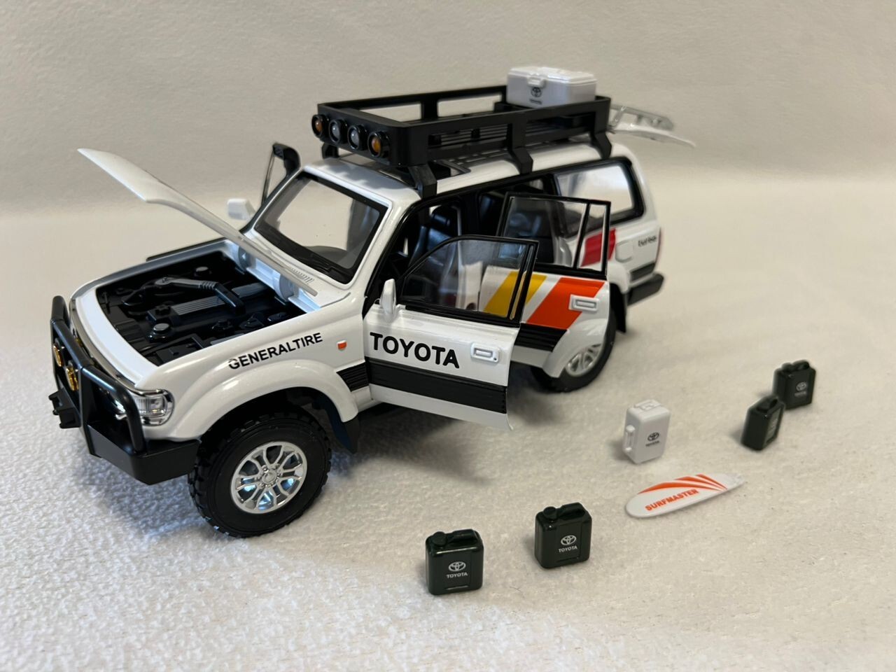 1:24 Toyota Land Cruiser LC80 Car Model Alloy Diecast Vehicle Gift Sound Light