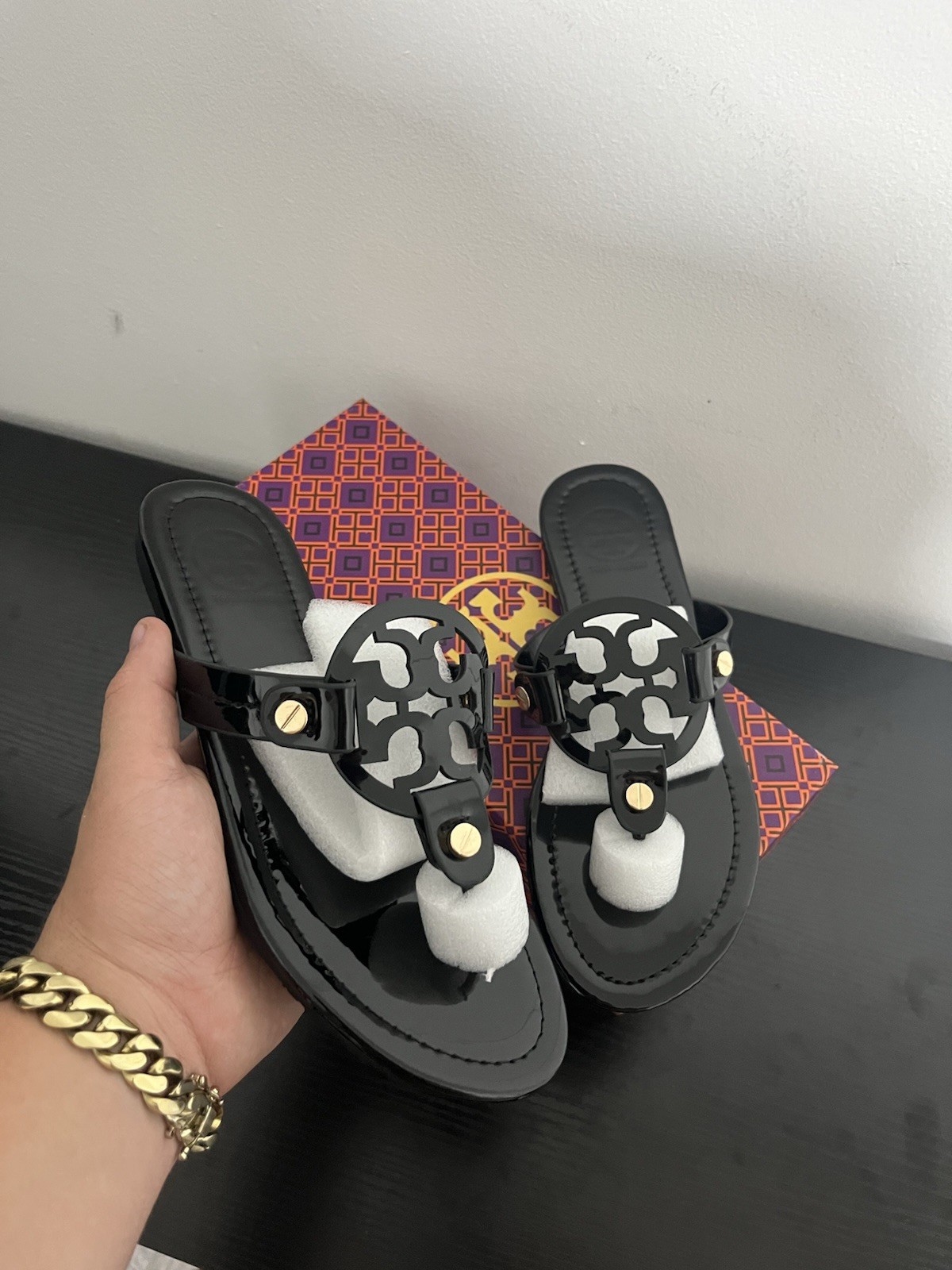Tory Burch Women’s Black Patent Leather Thong Sandals Logo Slip-On 7.5 Tory Burch Women’s Black Patent Leather Thong Sandals Logo Slip-On 7.5
