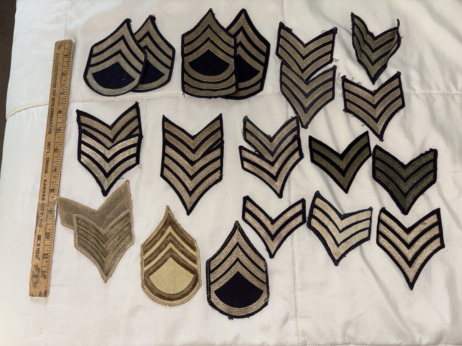LARGE LOT OF US ARMY WW2 SHOULDER STRIPES CHEVRONS LARGE LOT OF US ARMY WW2 SHOULDER STRIPES CHEVRONS