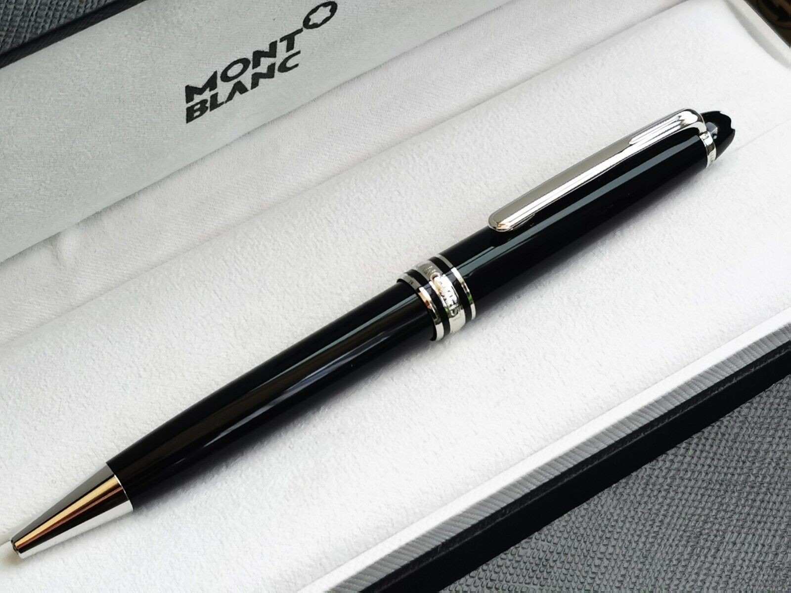Montblanc Platinum Finish Meisterstuck Classique Luxury Ballpoint Pen 164 Montblanc Platinum Finish Meisterstuck Classique Luxury Ballpoint Pen 164