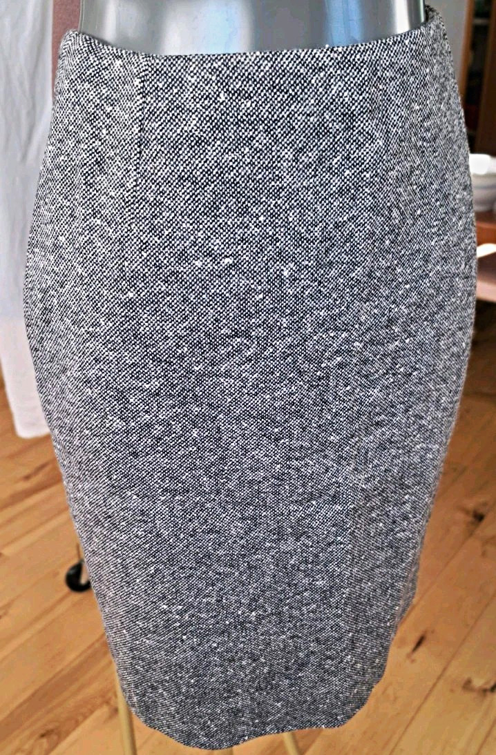 Gianni Versace Couture Black/White Tweed Lined Knee-Length Pencil Skirt IT 38 Gianni Versace Couture Black/White Tweed Lined Knee-Length Pencil Skirt IT 38