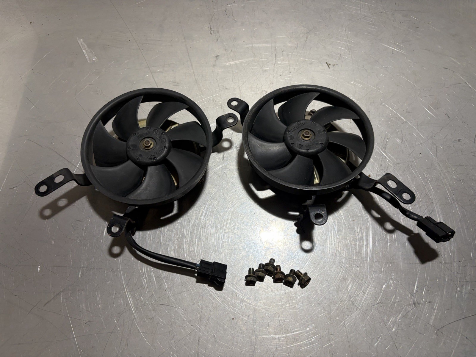 2004 Yamaha R1 Fans (OEM) 2004 Yamaha R1 Fans (OEM)