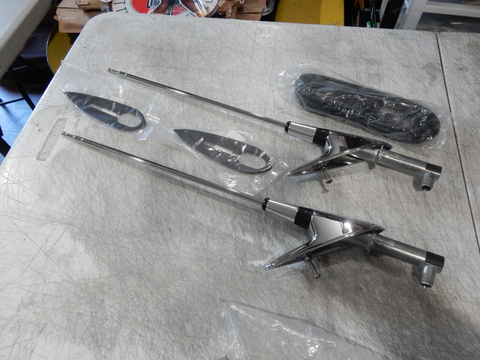1959 1960 IMPALA ANTENNA REAR 1 PAIR NEW WITH GASKETS AND CABLE. 1959 1960 IMPALA ANTENNA REAR 1 PAIR NEW WITH GASKETS AND CABLE.