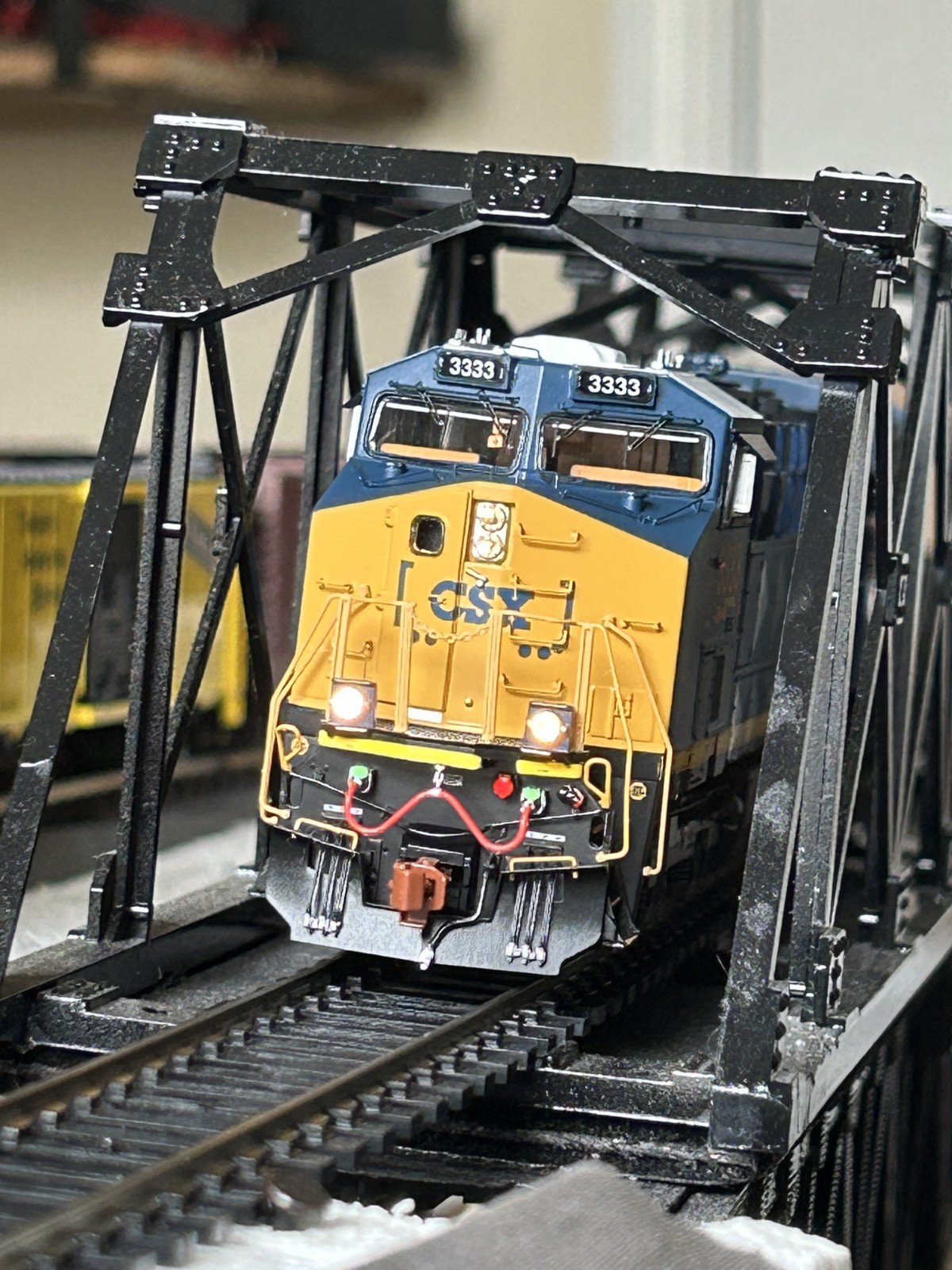 ScaleTrains HO Rivet Counter CSX ET44AH #3333 Square Exhaust LokSound Programmed