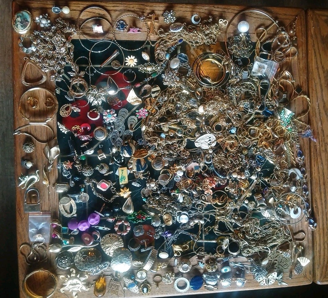 Estate Find Costume Jewelry Lot-Brooches Earrings Necklaces Rings & More (R)