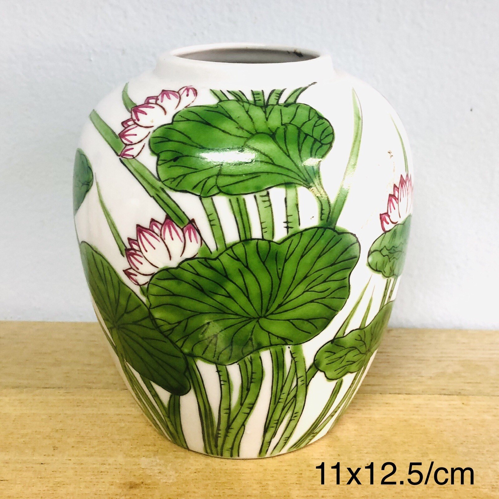 Exquisite Collectible Art Hand-Painted Porcelain Jar with Lotus Pattern Exquisite Collectible Art Hand-Painted Porcelain Jar with Lotus Pattern