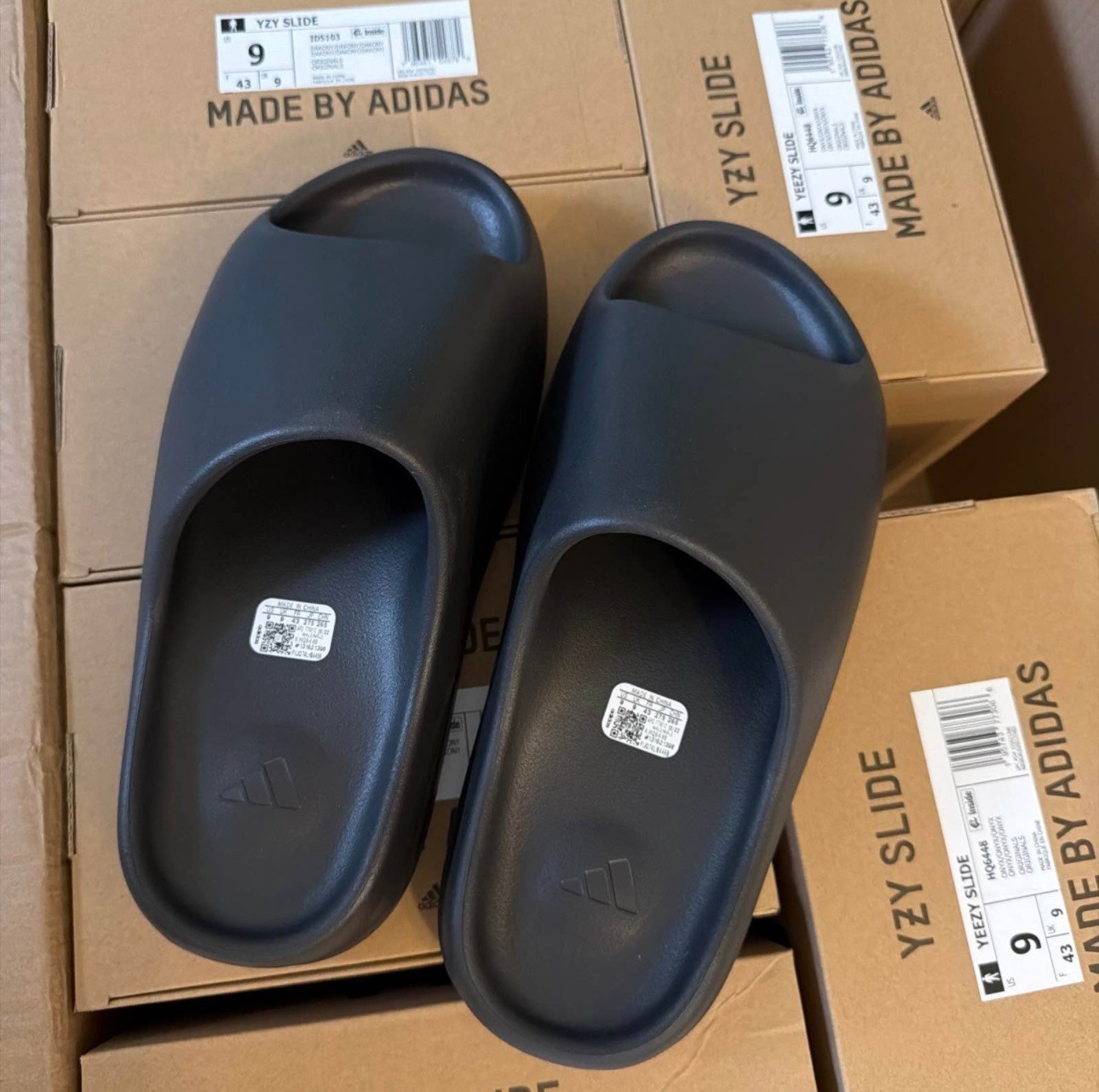 Adidas Yeezy Slide Onyx and ys-01 - Multiple Sizes Adidas Yeezy Slide Onyx and ys-01 - Multiple Sizes