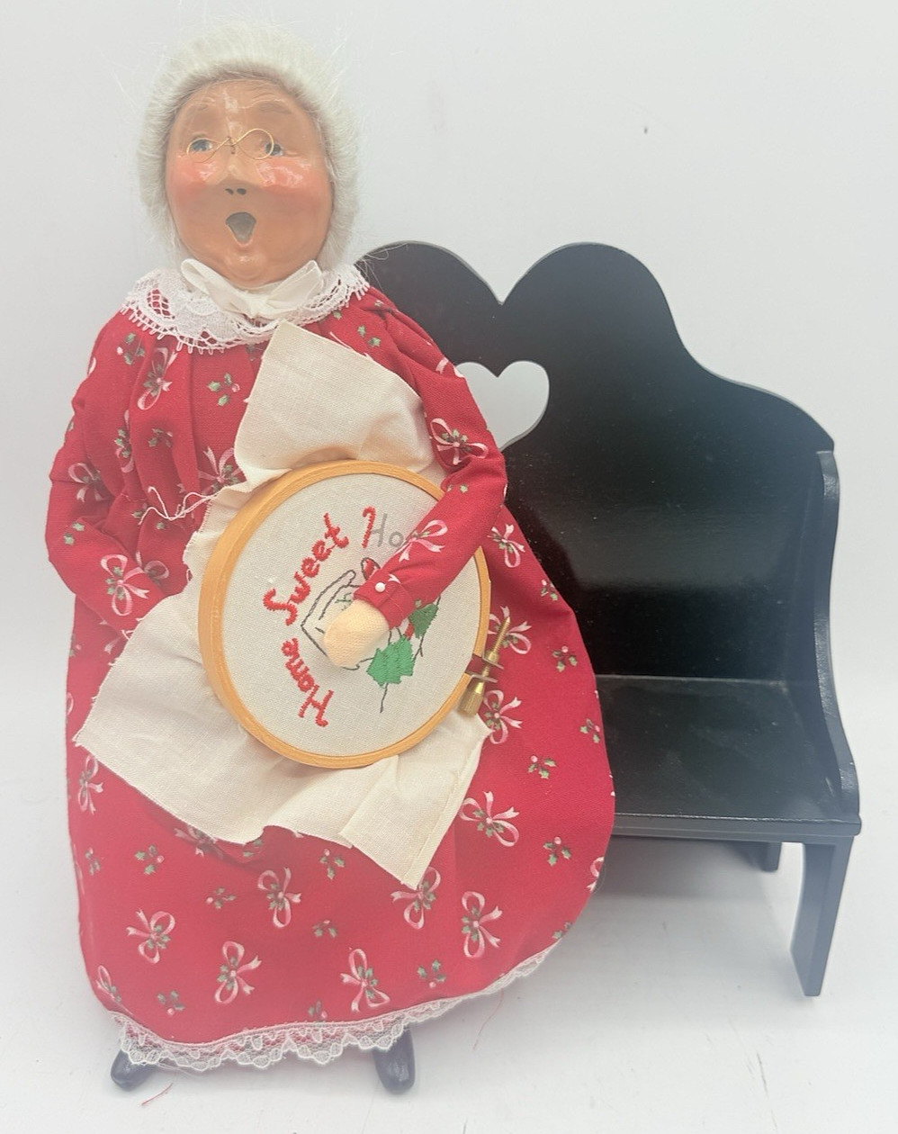 Vtg 1995 Byers Choice MRS. CLAUS w/ NEEDLEWORK ON BENCH 11\ Vtg 1995 Byers Choice MRS. CLAUS w/ NEEDLEWORK ON BENCH 11\