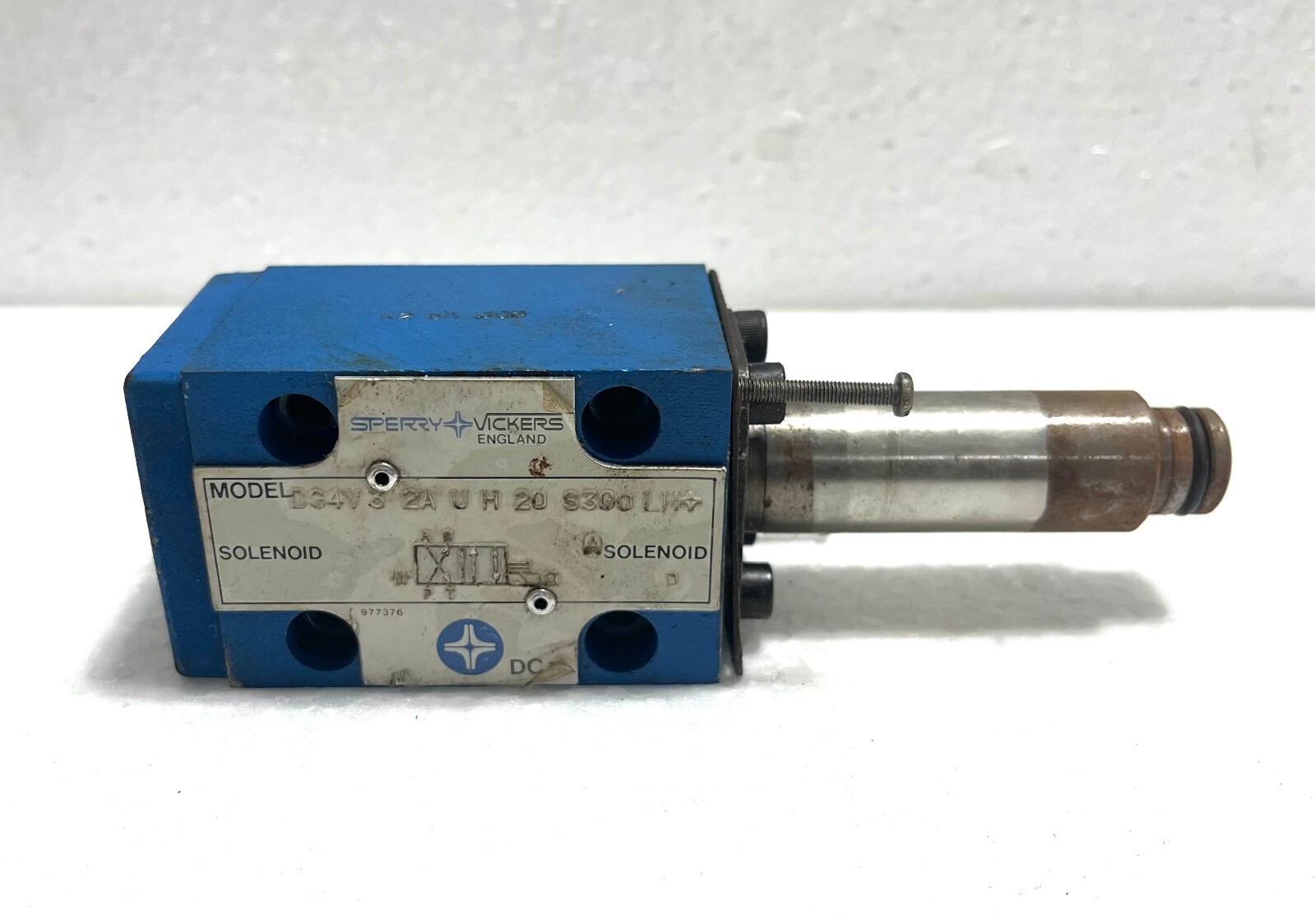 Sperry Vickers DG4V 3 2V U H 20 S300 LH+ Solenoid Valve