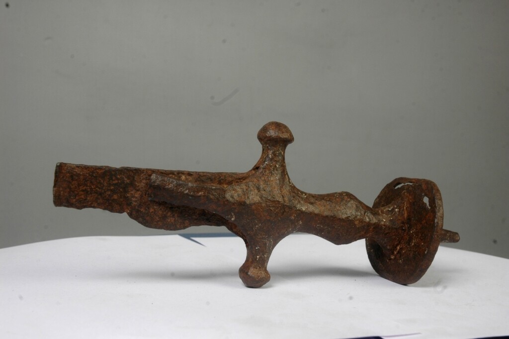 VINTAGE ANTIQUE INDIAN SWORD HILT COLLECTIBLE HANDMADE OLD IRON HANDLE