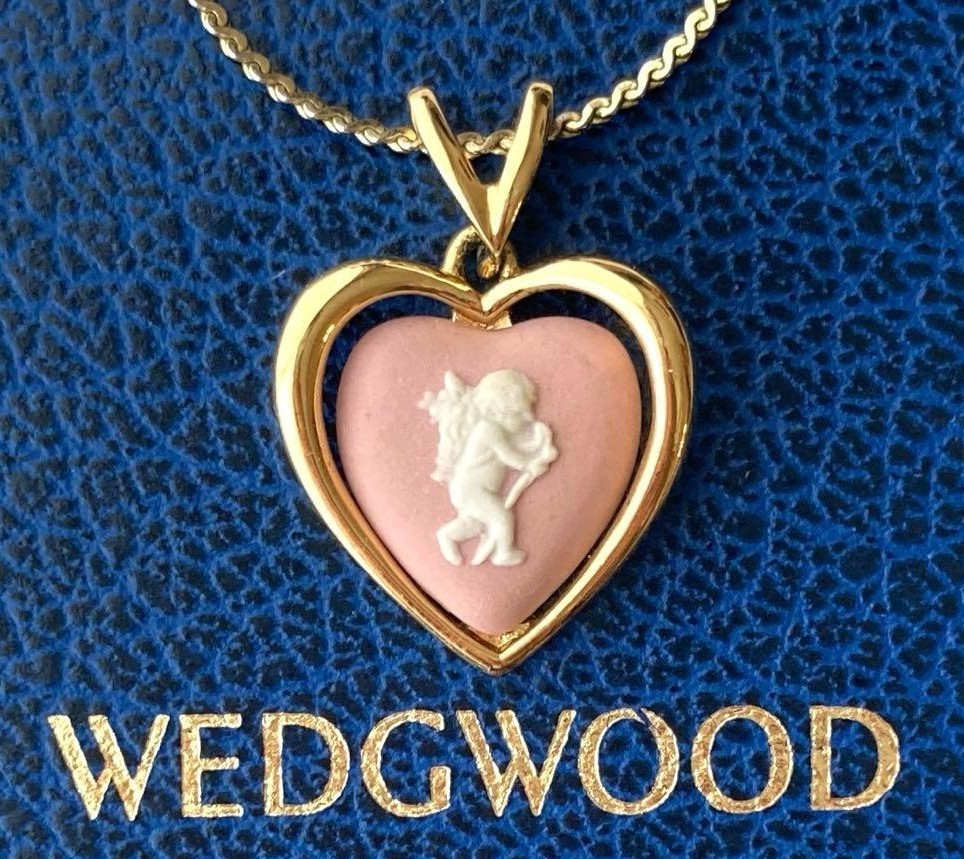 WEDGWOOD Jasperware Heart Pendant Necklace Pink Cupid Angel Gold Tone 45cm 17.7\