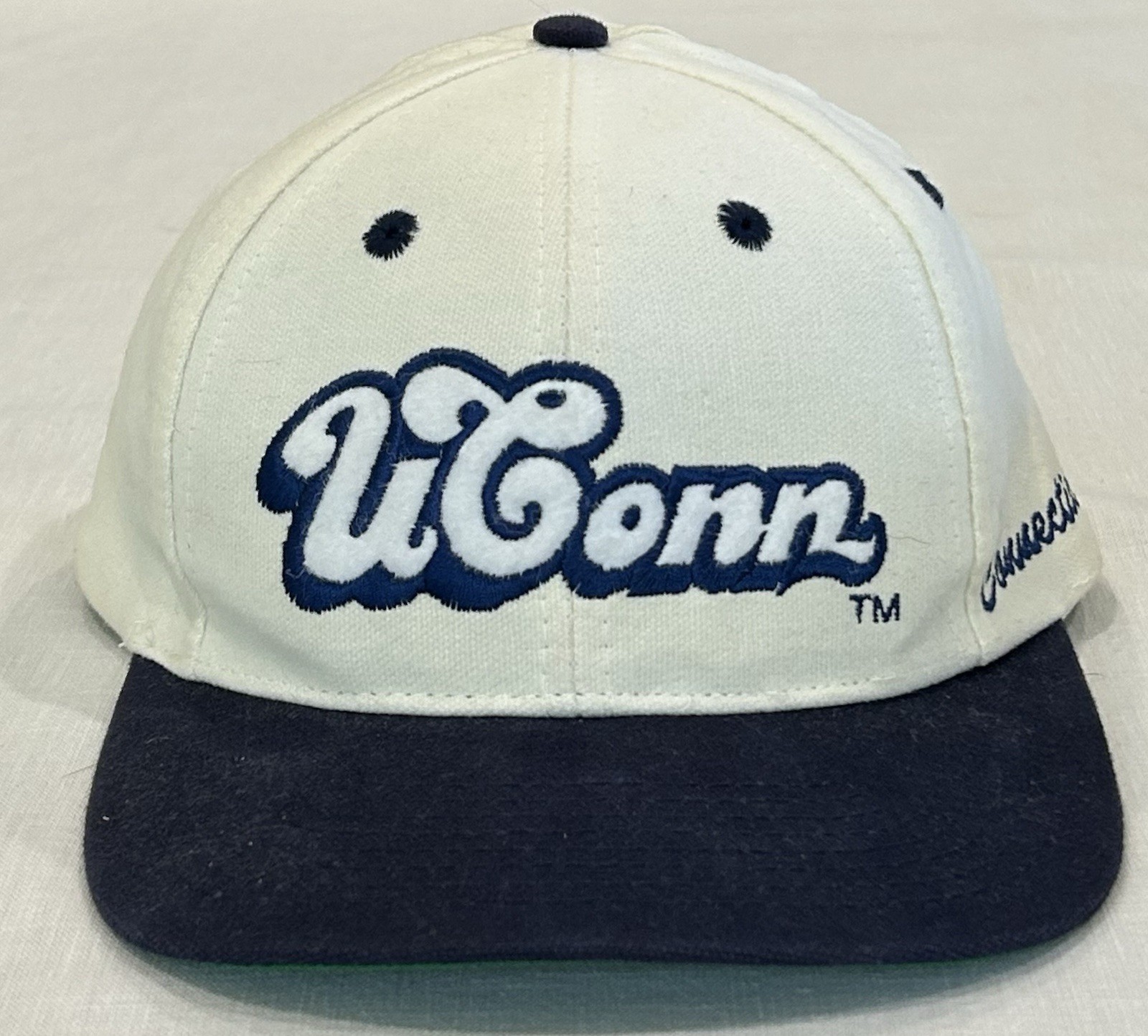 Vintage 90s UConn Huskies Russell Athletic Snapback Hat White Navy NCAA Vintage 90s UConn Huskies Russell Athletic Snapback Hat White Navy NCAA