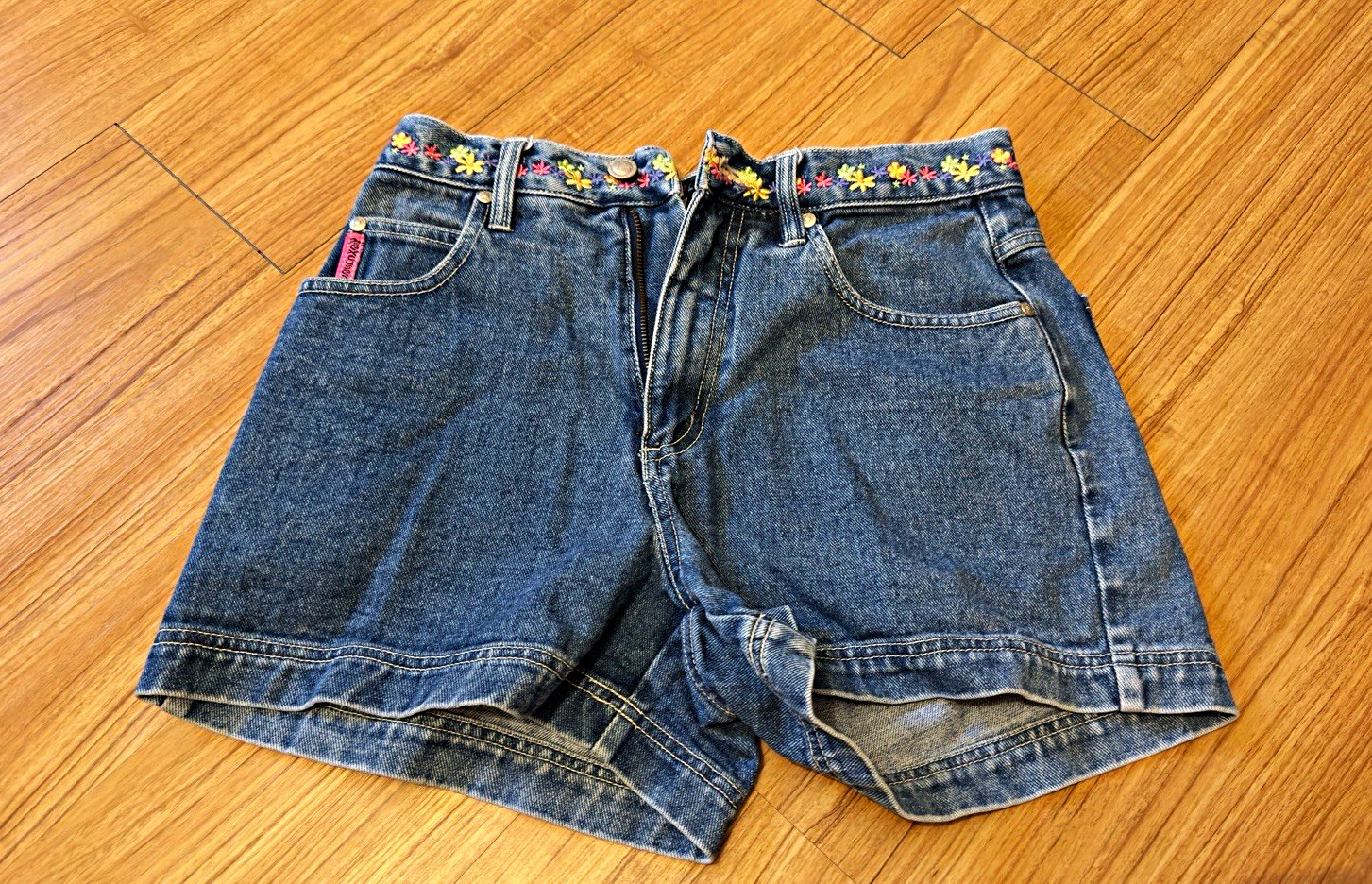 No Excuses Women’s Blue Denim Shorts 9/10 Floral Embroidered Mid Rise No Excuses Women’s Blue Denim Shorts 9/10 Floral Embroidered Mid Rise