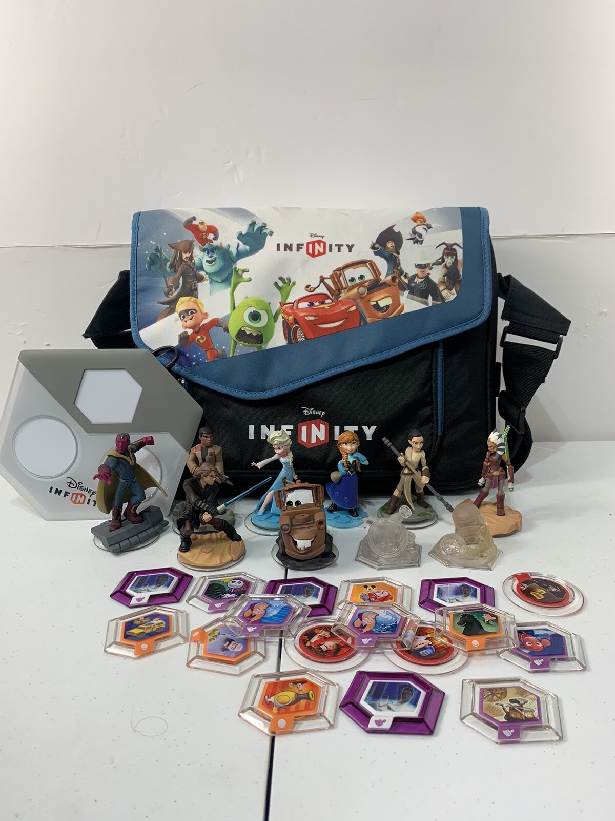 29 Disney Infinity Carry Bag, Game Pad, Figurines, And Power Discs 29 Disney Infinity Carry Bag, Game Pad, Figurines, And Power Discs