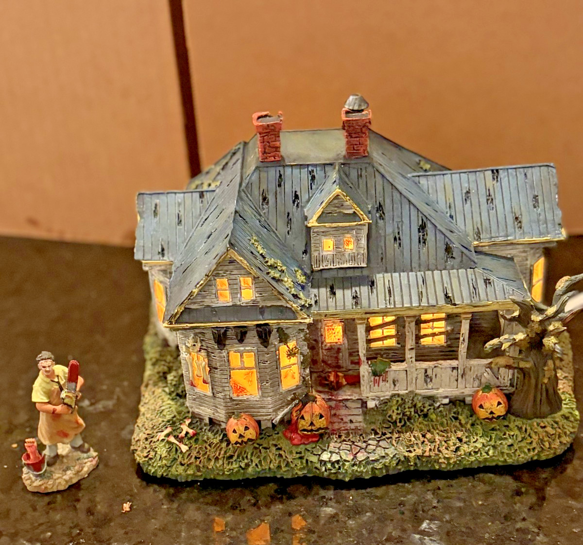 Hawthorne Village Texas Chainsaw Massacre Hewitt House + Leatherface Lighted 200