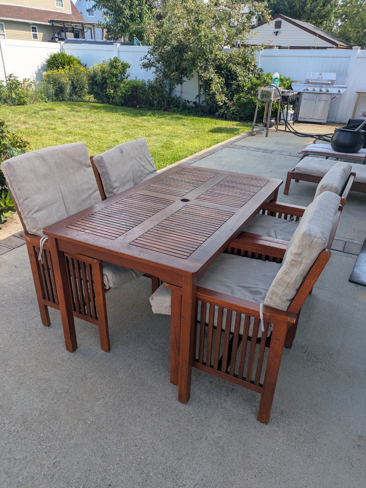 used outdoor patio furniture set (Table, 4 chairs, reclining chair) LOCAL ONLY used outdoor patio furniture set (Table, 4 chairs, reclining chair) LOCAL ONLY
