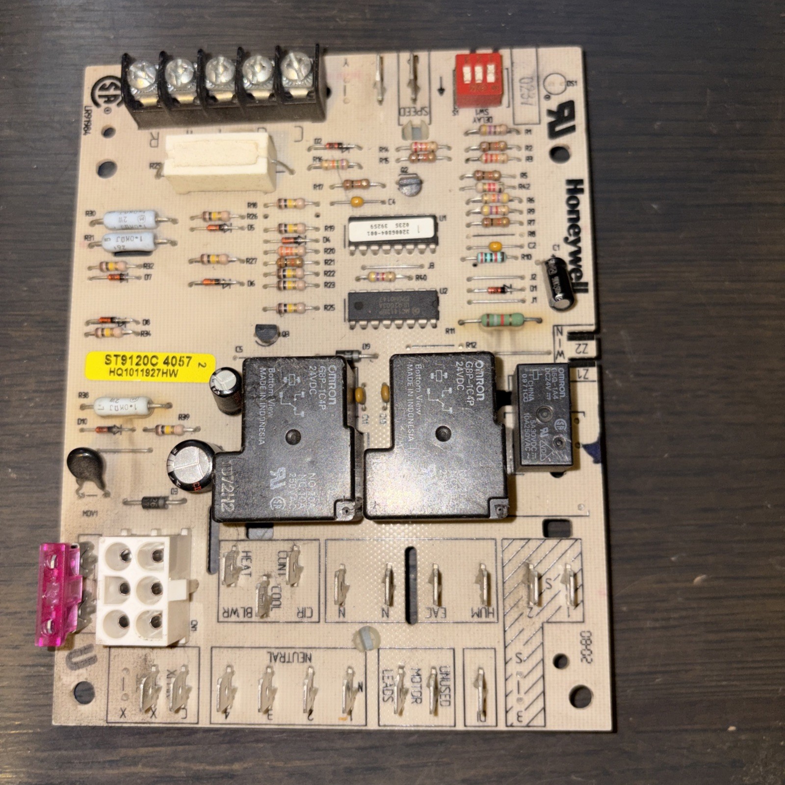 Honeywell ST9120C 4057 Furnace Control Board HQ1011927HW used Working