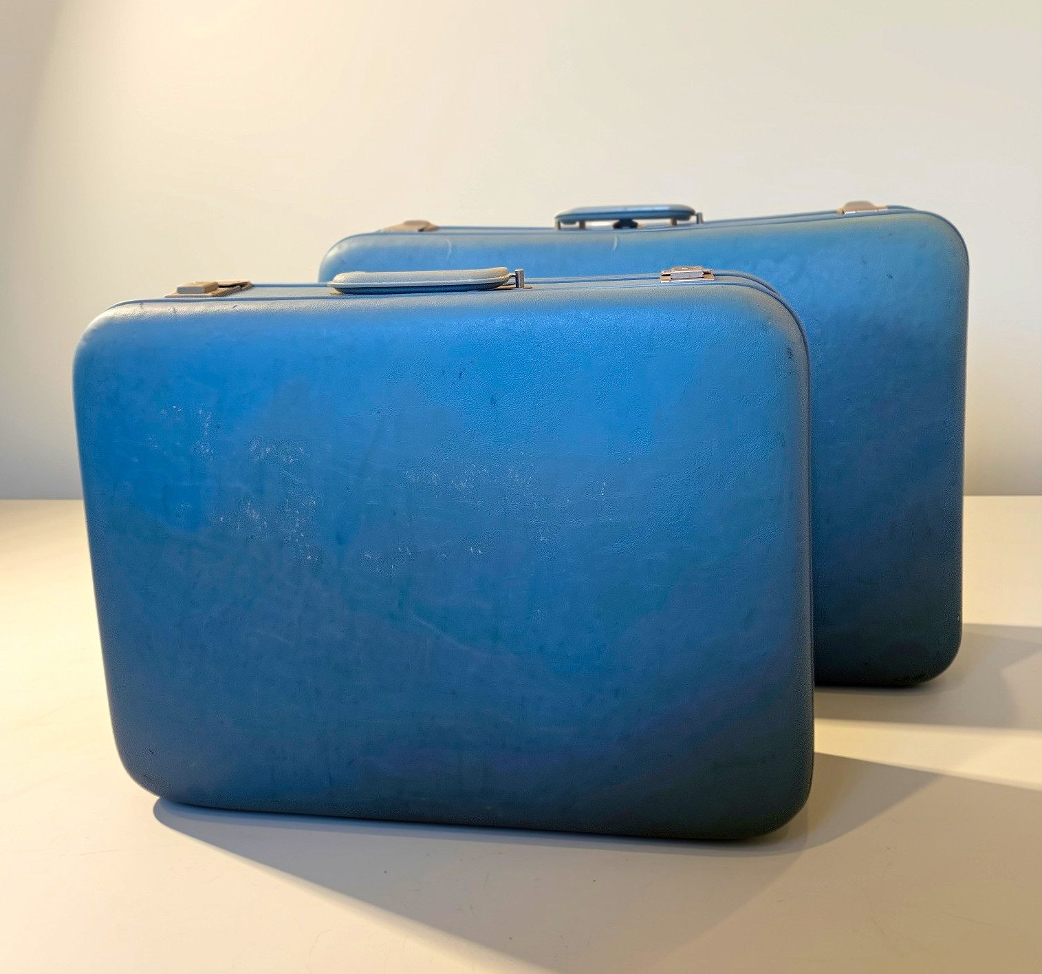 American Voyager New York True Vintage 1960s Blue Hard Vinyl Locking (2) American Voyager New York True Vintage 1960s Blue Hard Vinyl Locking (2)
