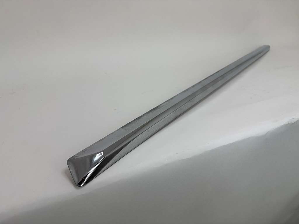 15876406 OEM 07-14 Cadillac Escalade FRONT RIGHT PassengerSide Door Molding Trim