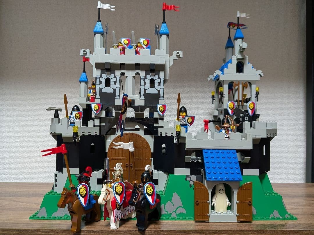 LEGO System Castle Royal Knight's Castle 6090 In 1995 Used Retired Comp W/Manual
