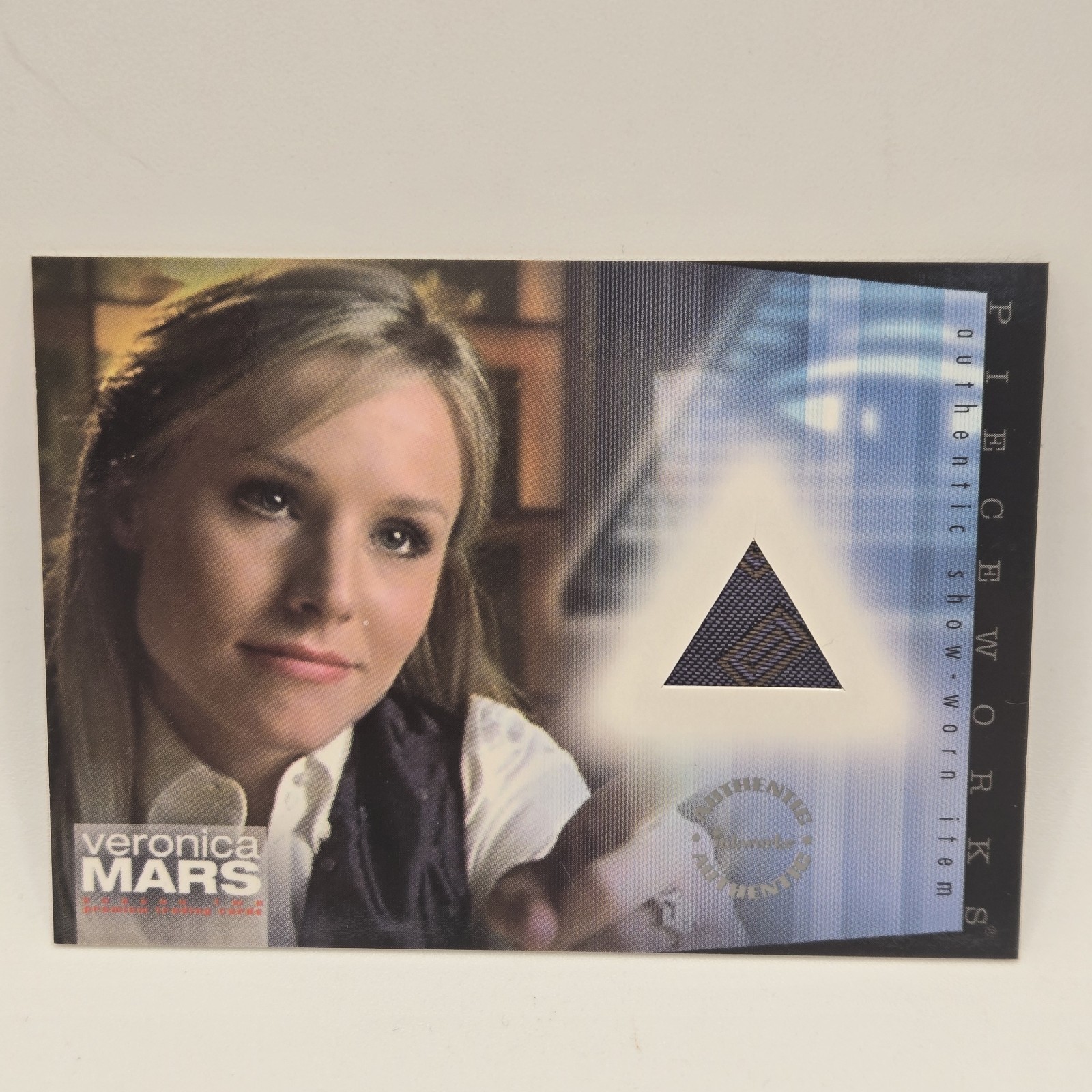 2007 Inkworks Veronica Mars Season 2 Pieceworks Costume Worn PW-1 Kristen Bell 2007 Inkworks Veronica Mars Season 2 Pieceworks Costume Worn PW-1 Kristen Bell
